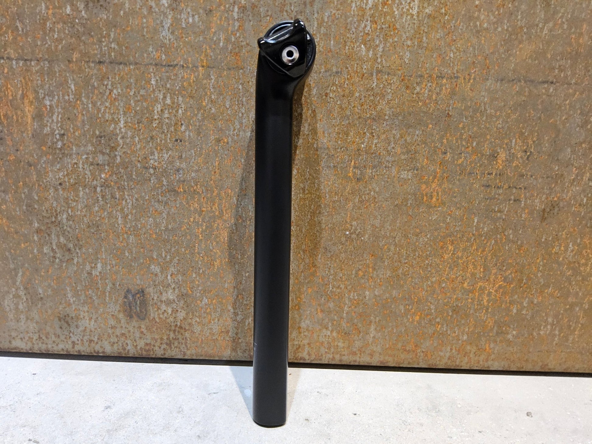 Sattelstütze von Trek, TREK KVF AERO SATTELSTÜTZE 280MM / SB 5MM vor USEDBIKES - OB.DE Hintergrund