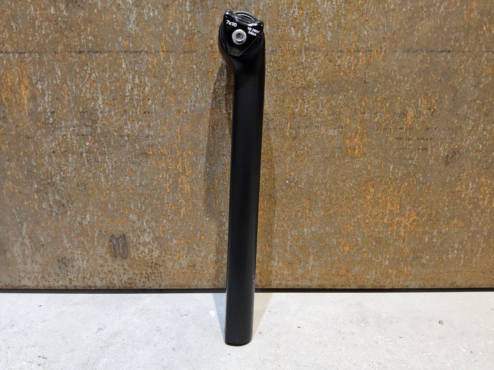 Sattelstütze von Trek, TREK KVF AERO SATTELSTÜTZE 280MM / SB 5MM vor USEDBIKES - OB.DE Hintergrund