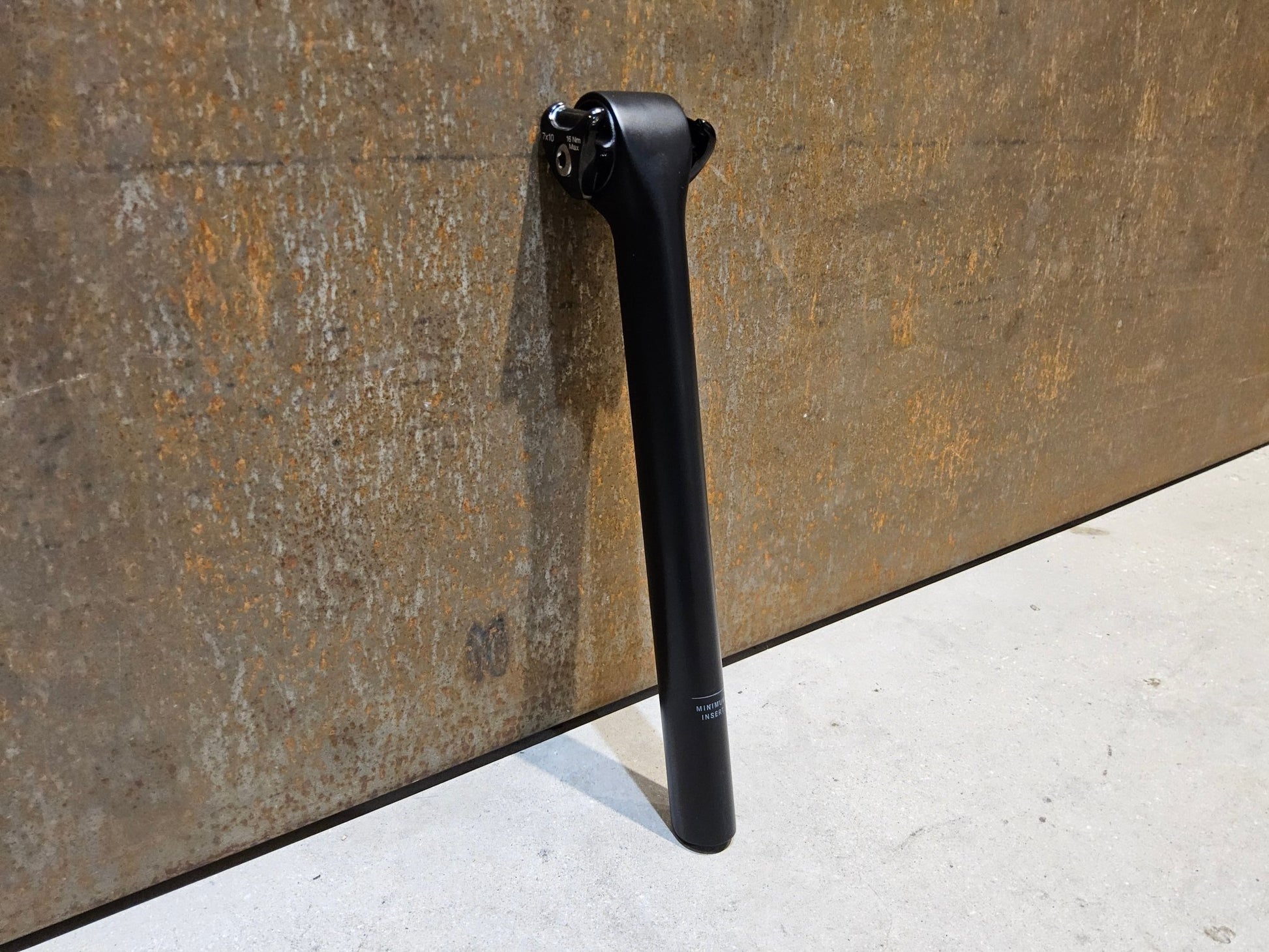 Sattelstütze von Trek, TREK KVF AERO SATTELSTÜTZE 280MM / SB 5MM vor USEDBIKES - OB.DE Hintergrund