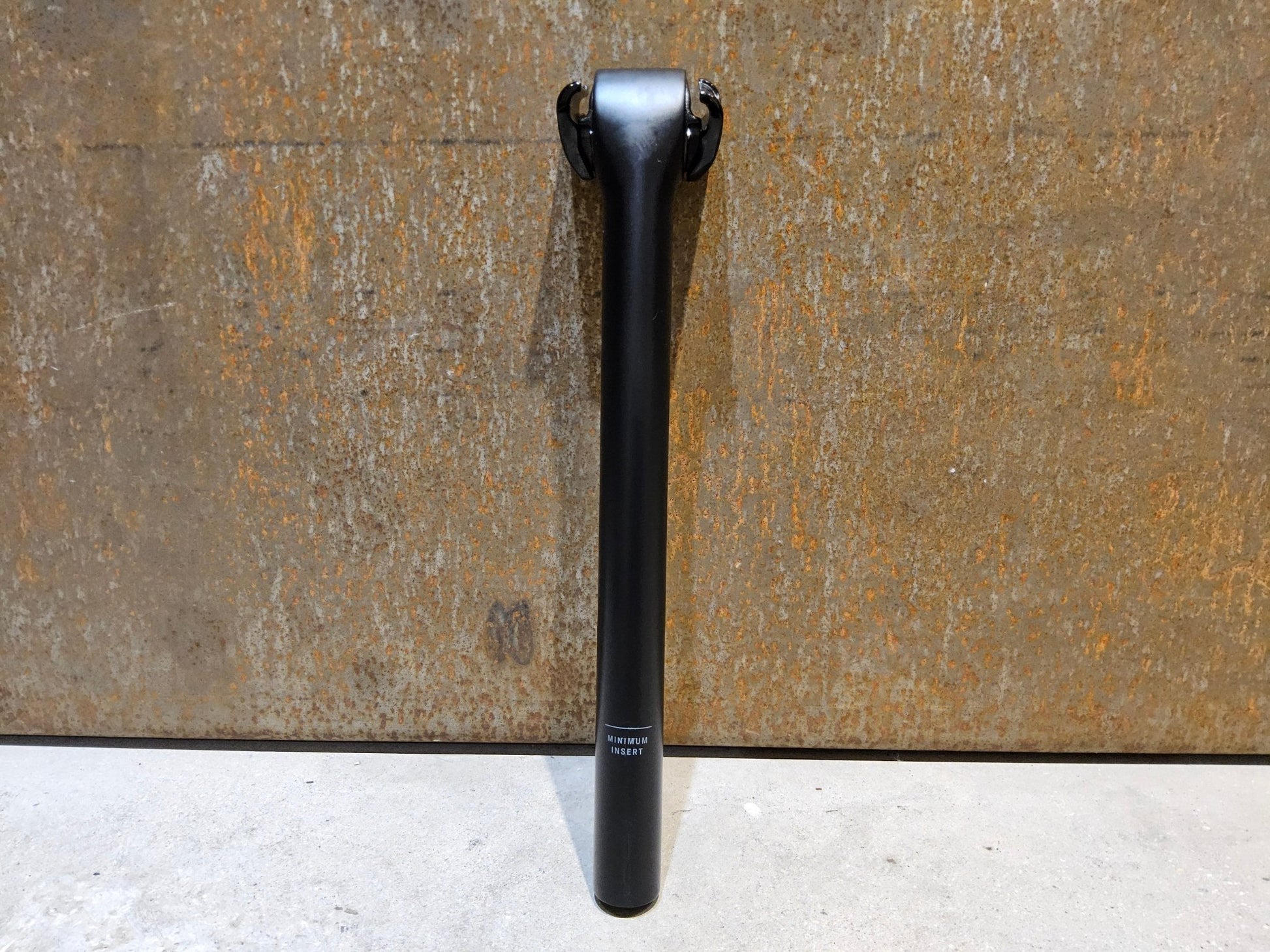 Sattelstütze von Trek, TREK KVF AERO SATTELSTÜTZE 280MM / SB 5MM vor USEDBIKES - OB.DE Hintergrund