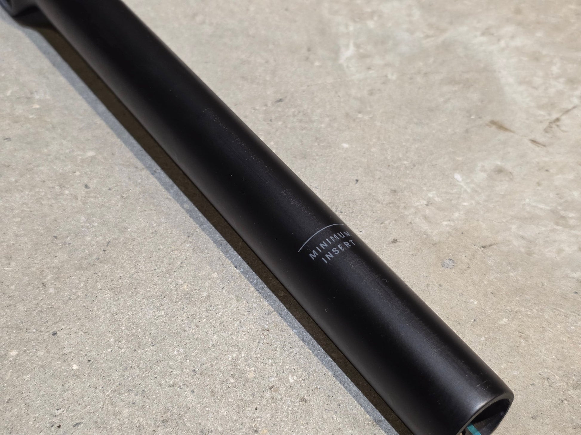 Sattelstütze von Trek, TREK KVF AERO SATTELSTÜTZE 280MM / SB 5MM vor USEDBIKES - OB.DE Hintergrund