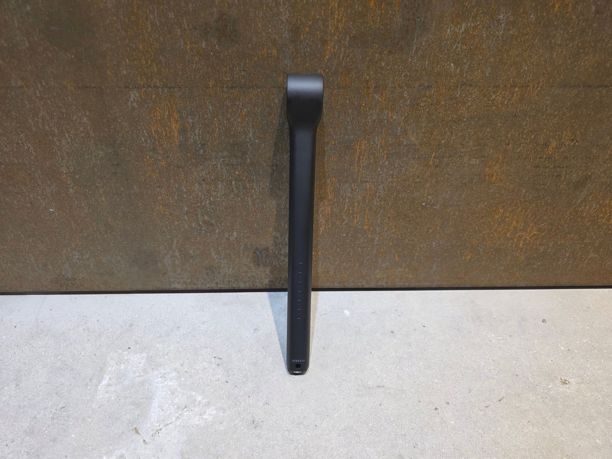 Sattelstütze von Trek, TREK KVF AERO SATTELSTÜTZE 280MM / W5285075 / SB 5MM vor USEDBIKES - OB.DE Hintergrund