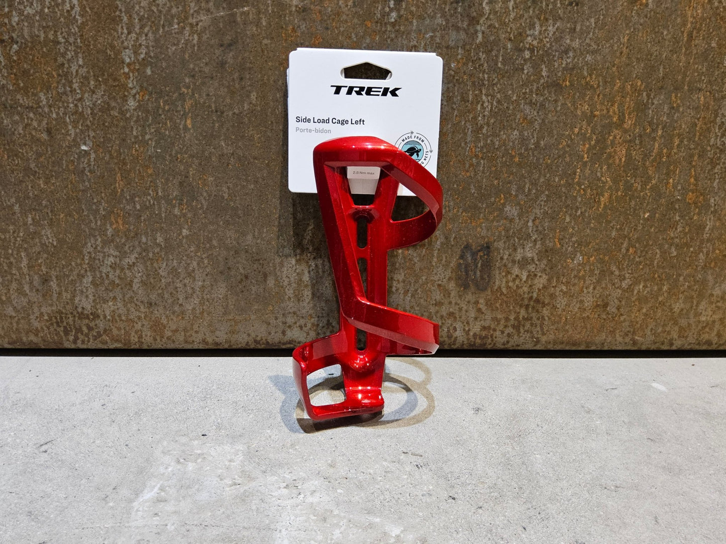 Trinkflaschen und Halter von Trek, TREK LEFT SIDE LOAD RECYCLED FLASCHENHALTER / CRIMSON vor USEDBIKES - OB.DE Hintergrund