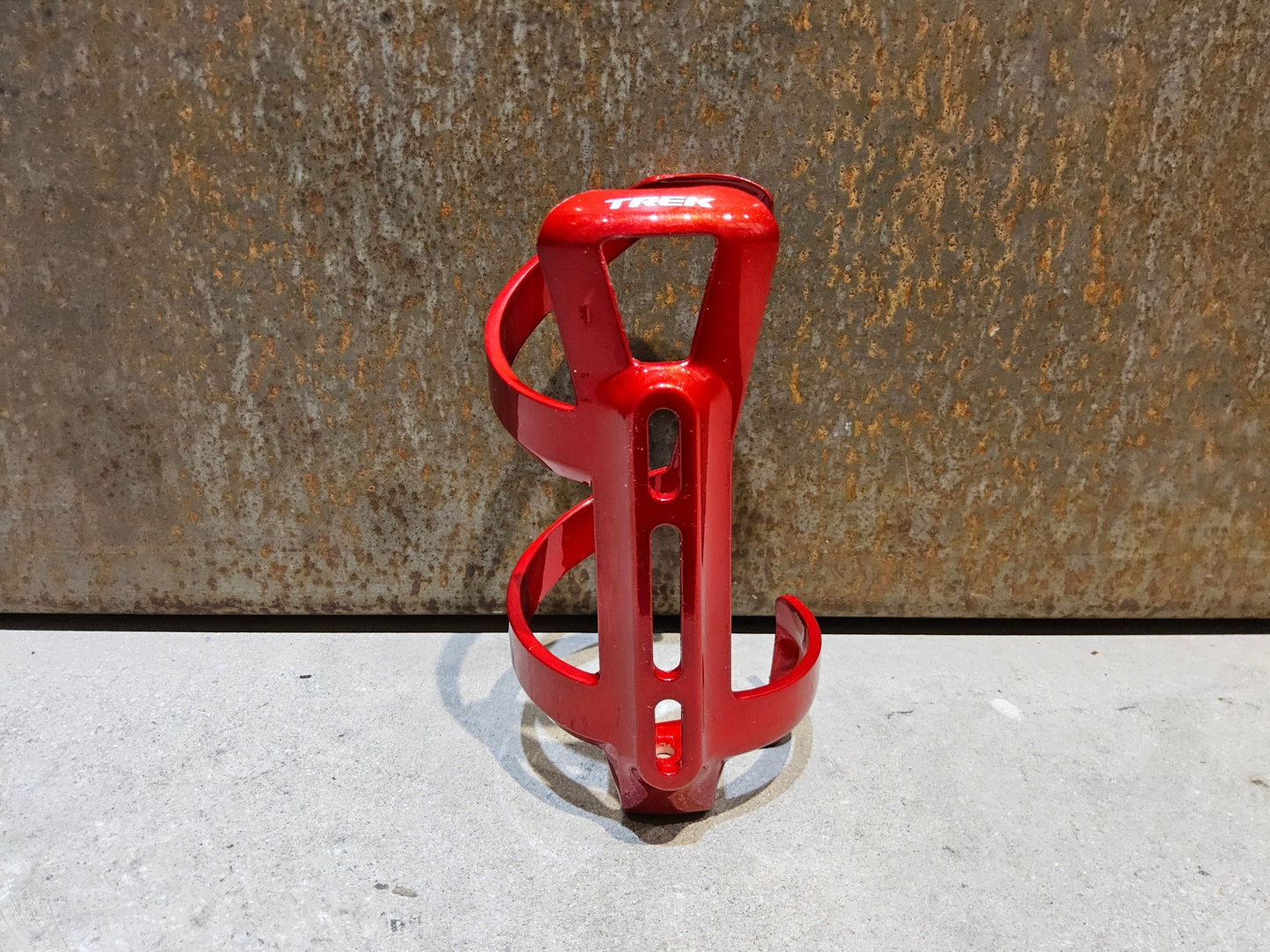 Trinkflaschen und Halter von Trek, TREK LEFT SIDE LOAD RECYCLED FLASCHENHALTER / CRIMSON vor USEDBIKES - OB.DE Hintergrund