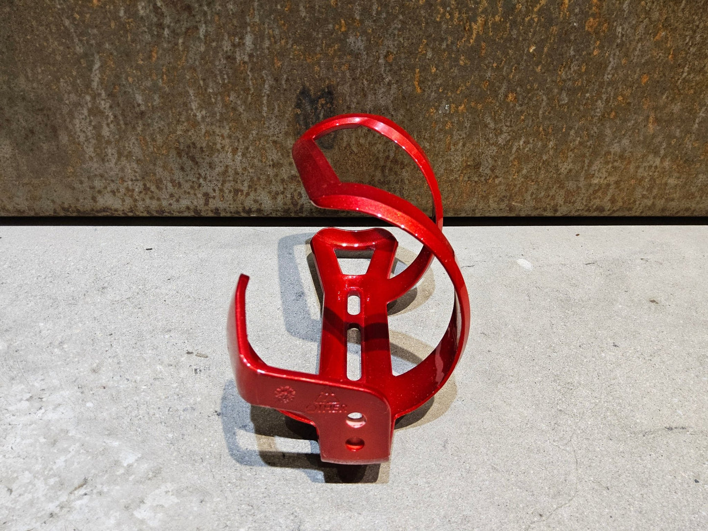 Trinkflaschen und Halter von Trek, TREK LEFT SIDE LOAD RECYCLED FLASCHENHALTER / CRIMSON vor USEDBIKES - OB.DE Hintergrund