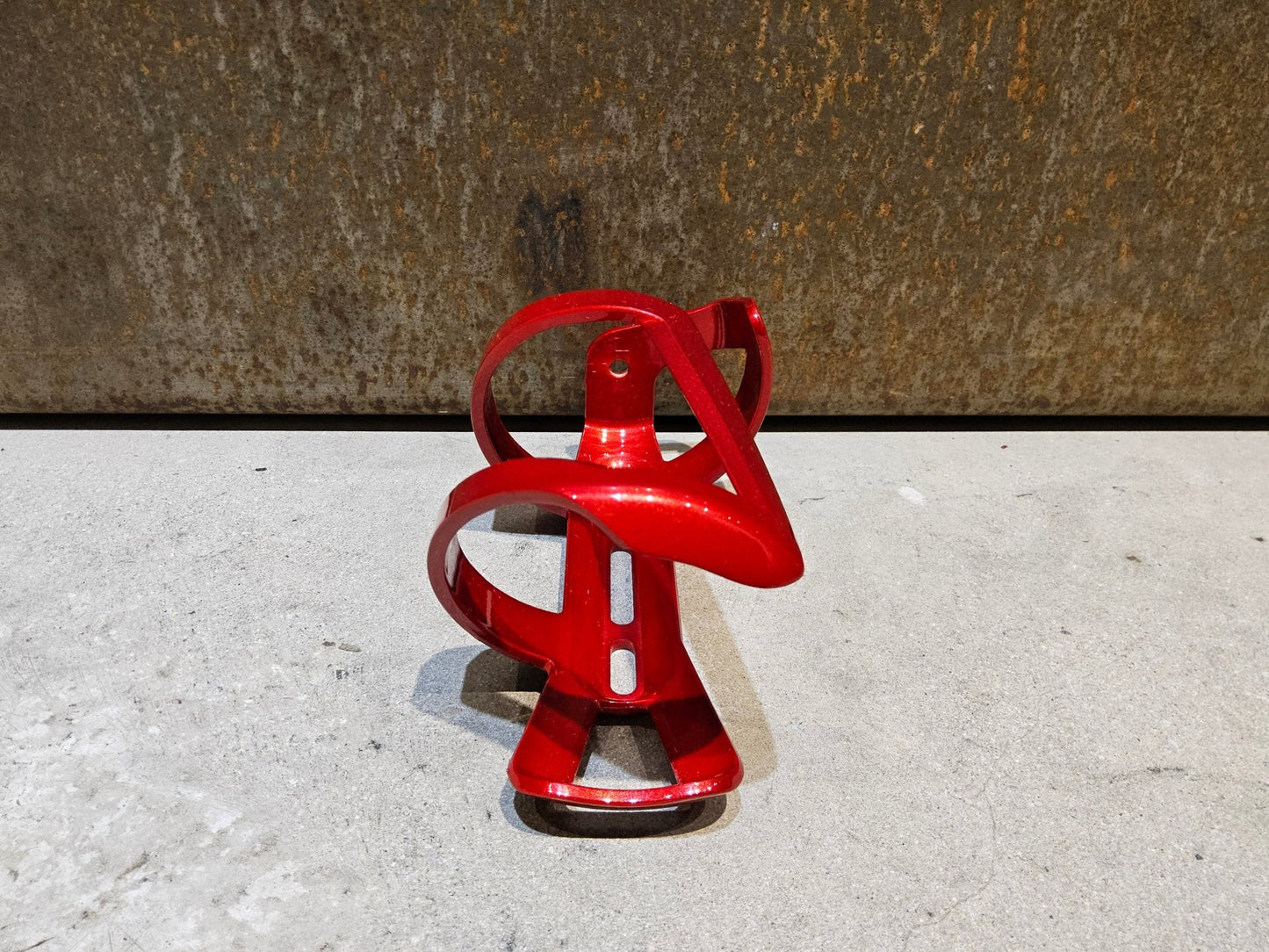 Trinkflaschen und Halter von Trek, TREK LEFT SIDE LOAD RECYCLED FLASCHENHALTER / CRIMSON vor USEDBIKES - OB.DE Hintergrund