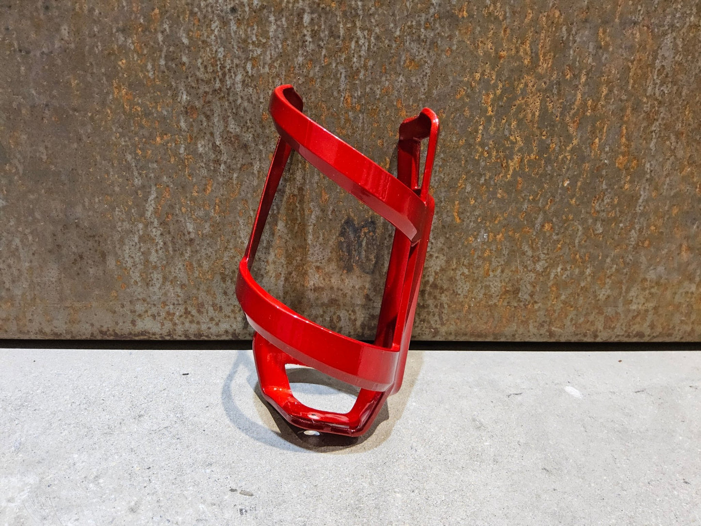 Trinkflaschen und Halter von Trek, TREK LEFT SIDE LOAD RECYCLED FLASCHENHALTER / CRIMSON vor USEDBIKES - OB.DE Hintergrund