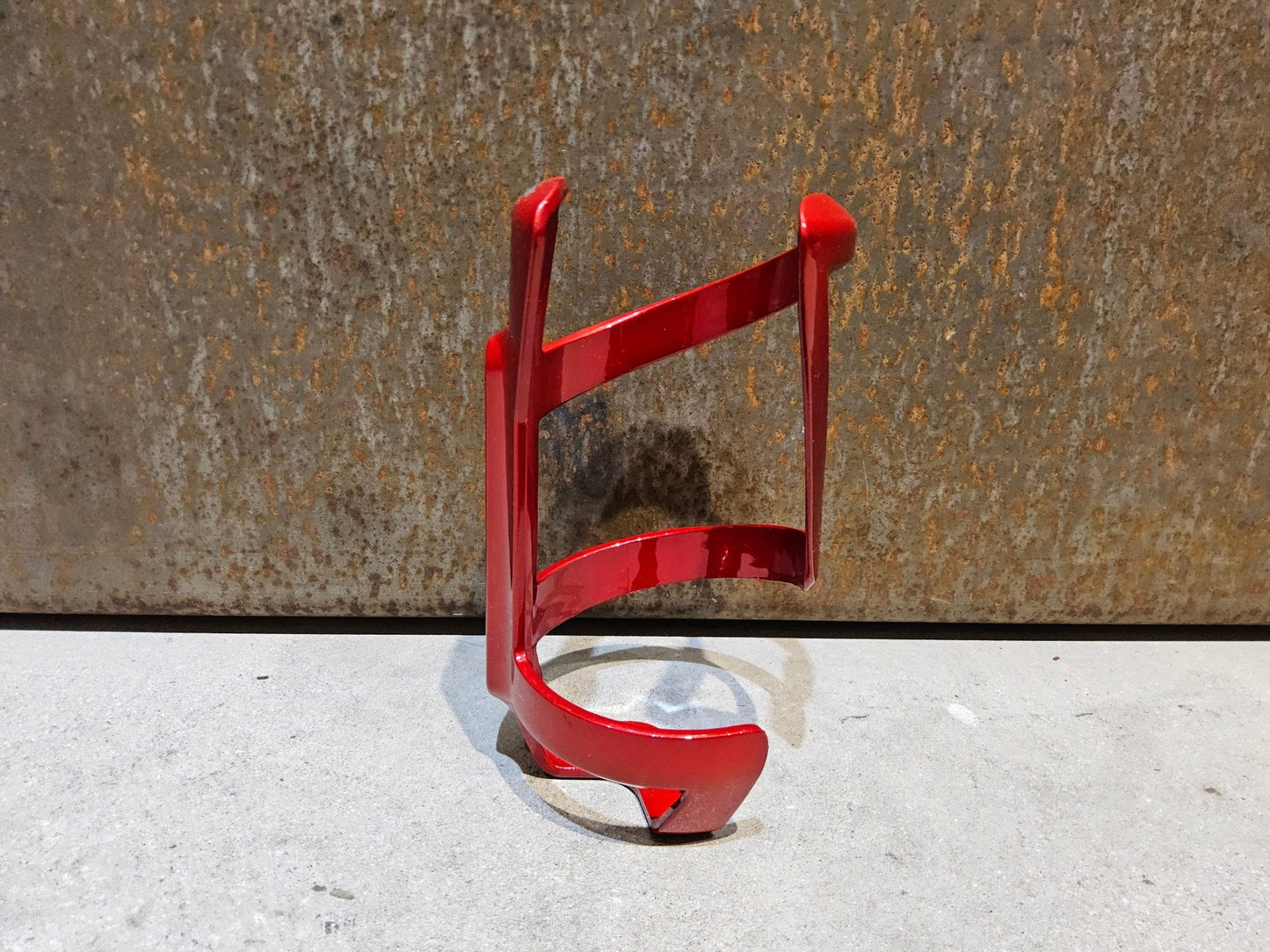 Trinkflaschen und Halter von Trek, TREK LEFT SIDE LOAD RECYCLED FLASCHENHALTER / CRIMSON vor USEDBIKES - OB.DE Hintergrund