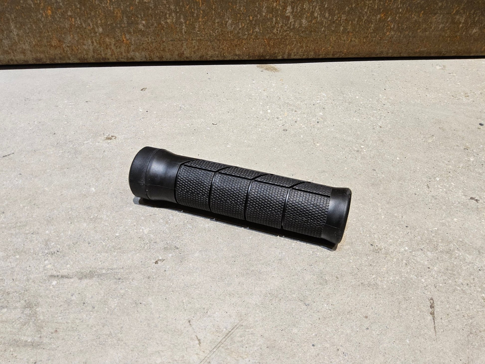 Griffe und Lenkerbänder von Trek, TREK LINE COMP MOUNTAINBIKE GRIFFE / BLACK vor USEDBIKES - OB.DE Hintergrund