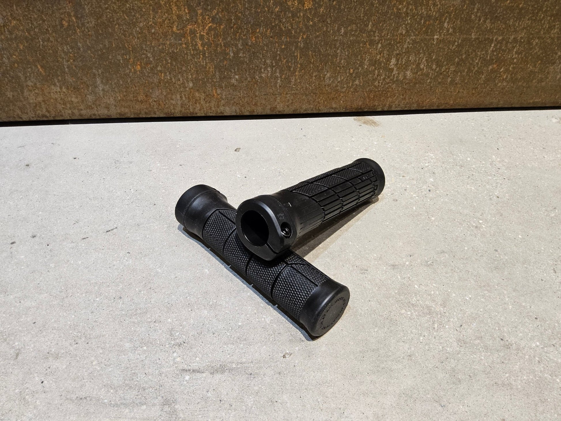 Griffe und Lenkerbänder von Trek, TREK LINE COMP MOUNTAINBIKE GRIFFE / BLACK vor USEDBIKES - OB.DE Hintergrund