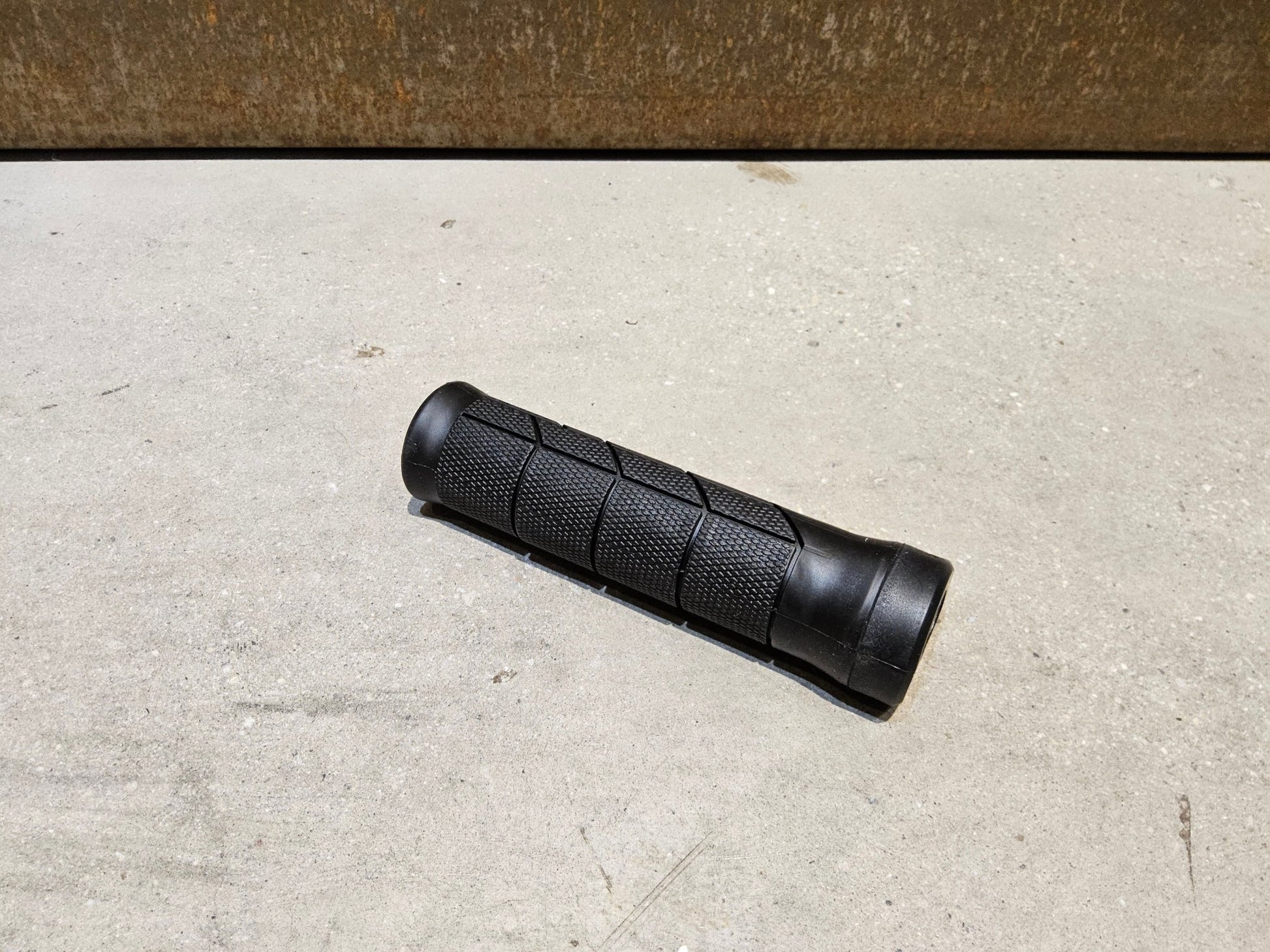 Griffe und Lenkerbänder von Trek, TREK LINE COMP MOUNTAINBIKE GRIFFE / BLACK vor USEDBIKES - OB.DE Hintergrund