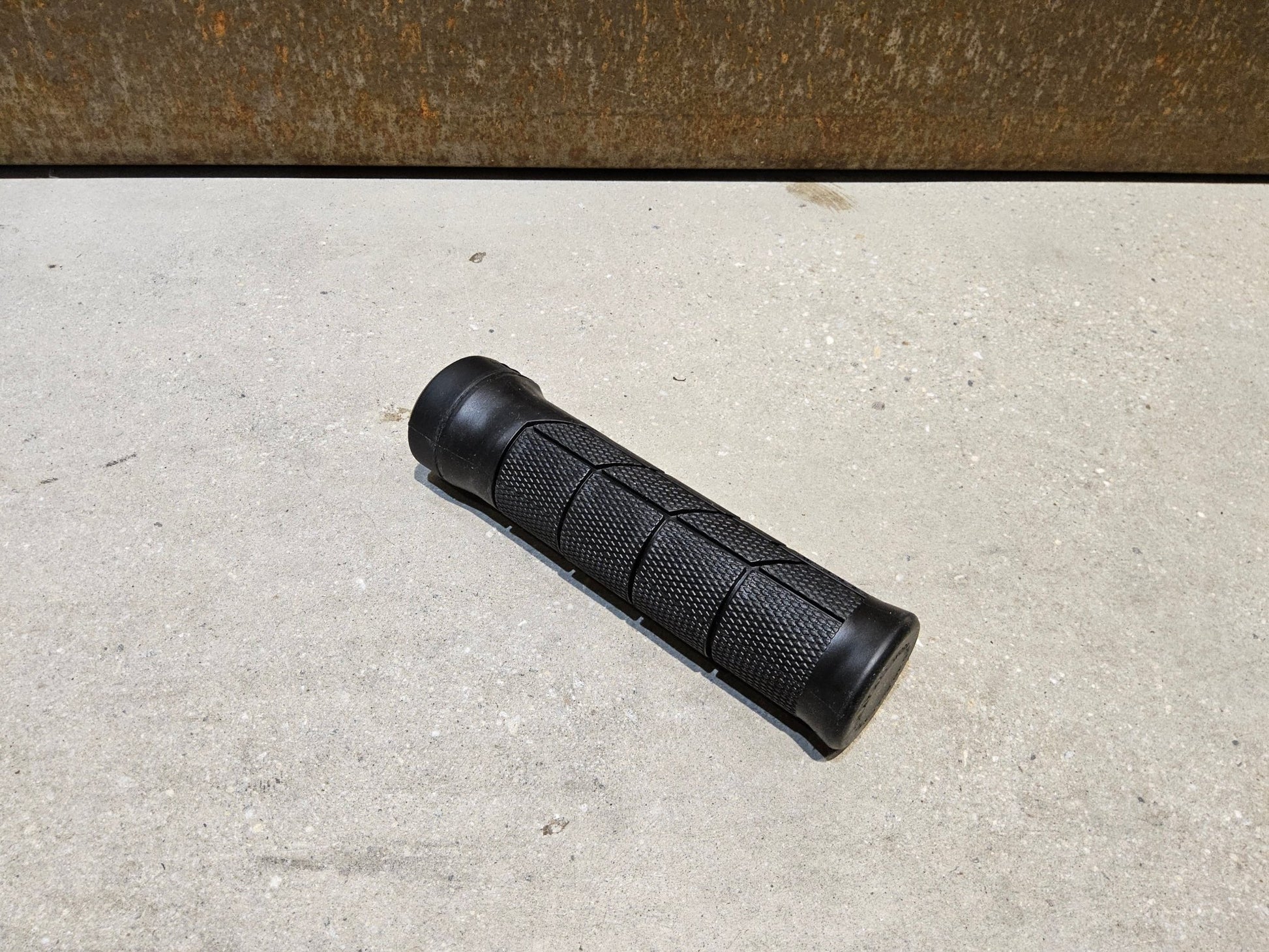 Griffe und Lenkerbänder von Trek, TREK LINE COMP MOUNTAINBIKE GRIFFE / BLACK vor USEDBIKES - OB.DE Hintergrund