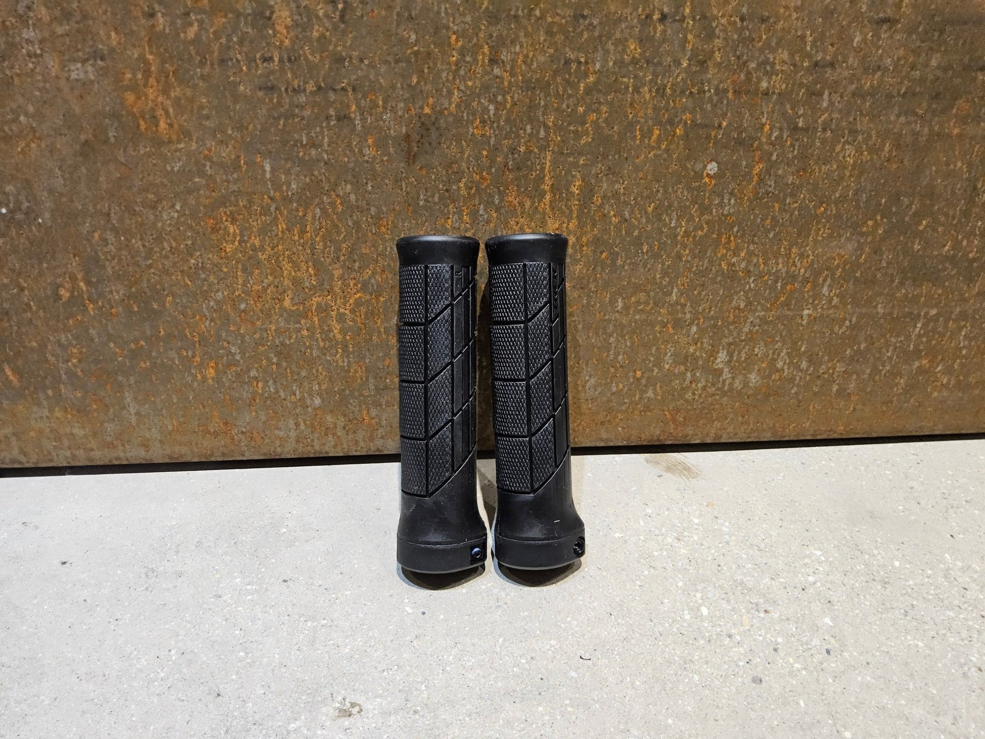 Griffe und Lenkerbänder von Trek, TREK LINE COMP MOUNTAINBIKE GRIFFE / BLACK vor USEDBIKES - OB.DE Hintergrund