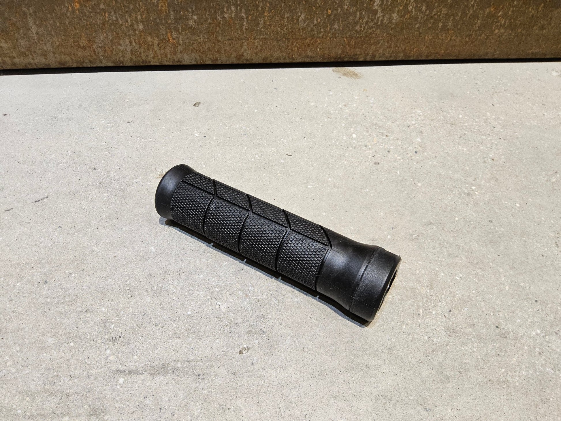 Griffe und Lenkerbänder von Trek, TREK LINE COMP MOUNTAINBIKE GRIFFE / BLACK vor USEDBIKES - OB.DE Hintergrund