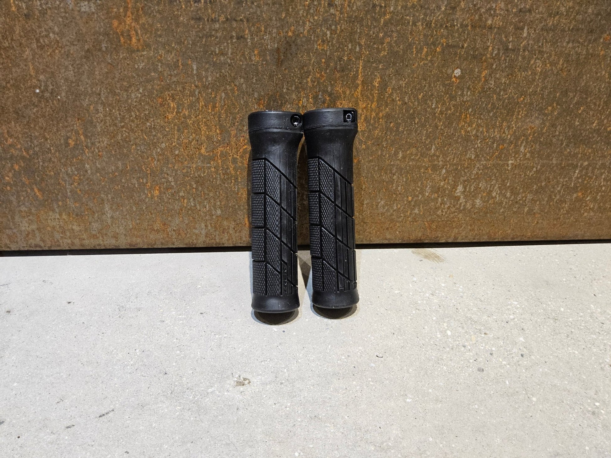 Griffe und Lenkerbänder von Trek, TREK LINE COMP MOUNTAINBIKE GRIFFE / BLACK vor USEDBIKES - OB.DE Hintergrund