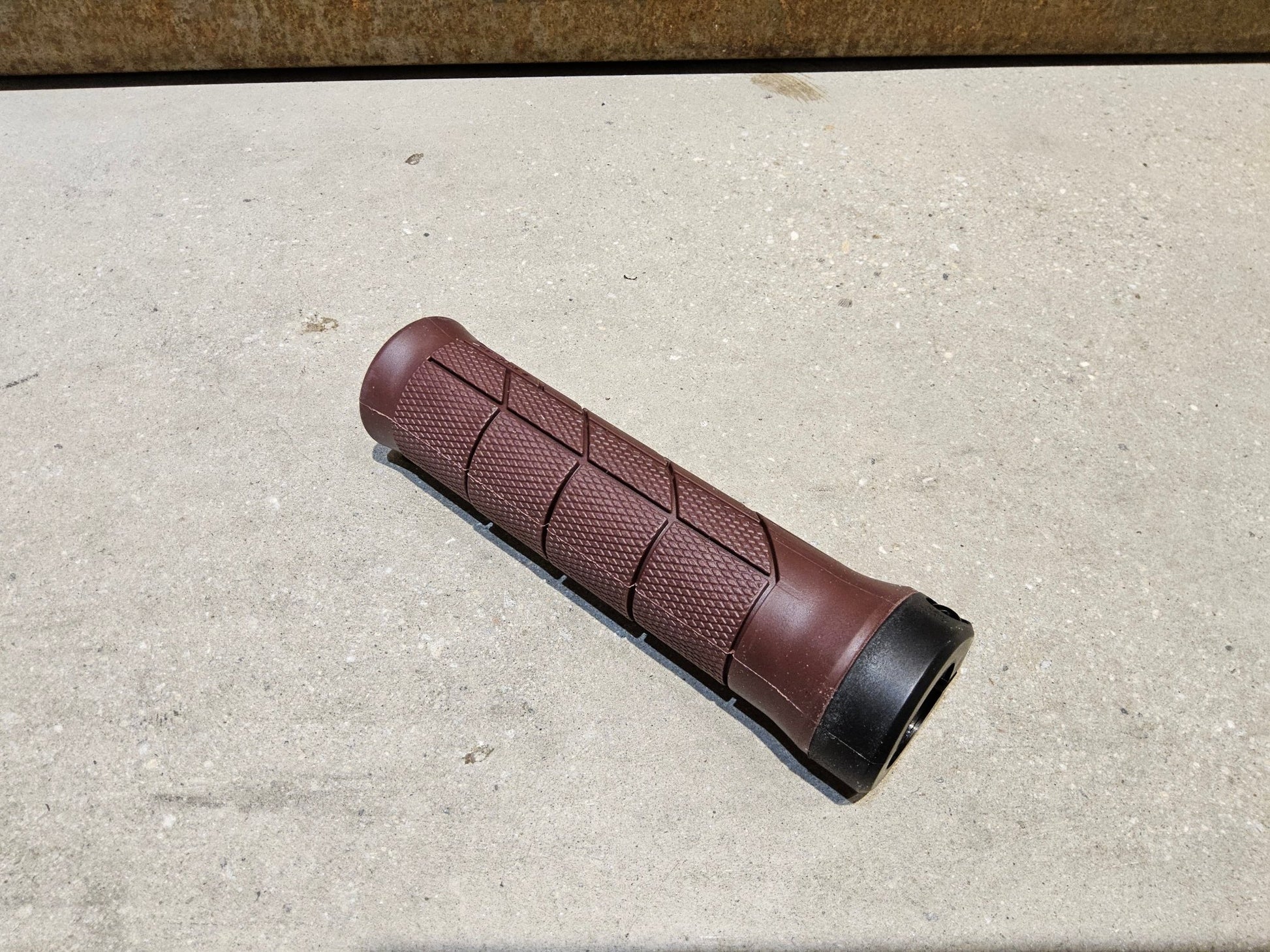 Griffe und Lenkerbänder von Trek, TREK LINE COMP MOUNTAINBIKE GRIFFE / COBRA BLOOD vor USEDBIKES - OB.DE Hintergrund