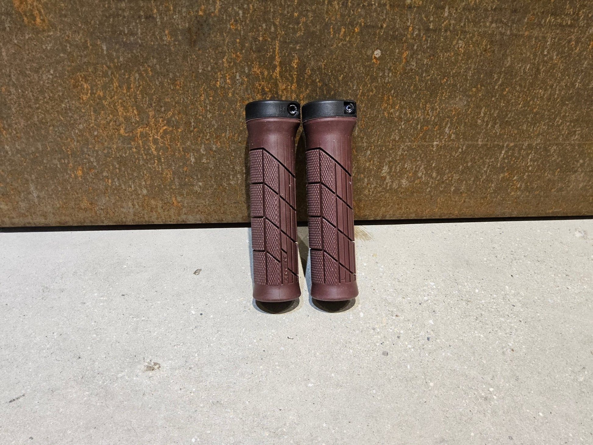 Griffe und Lenkerbänder von Trek, TREK LINE COMP MOUNTAINBIKE GRIFFE / COBRA BLOOD vor USEDBIKES - OB.DE Hintergrund