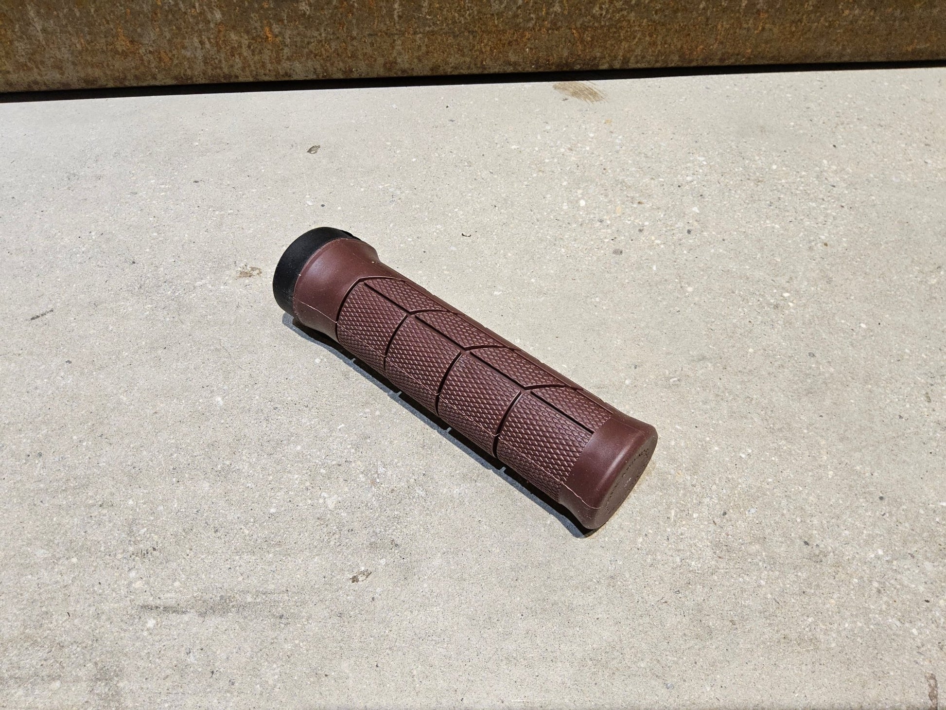 Griffe und Lenkerbänder von Trek, TREK LINE COMP MOUNTAINBIKE GRIFFE / COBRA BLOOD vor USEDBIKES - OB.DE Hintergrund