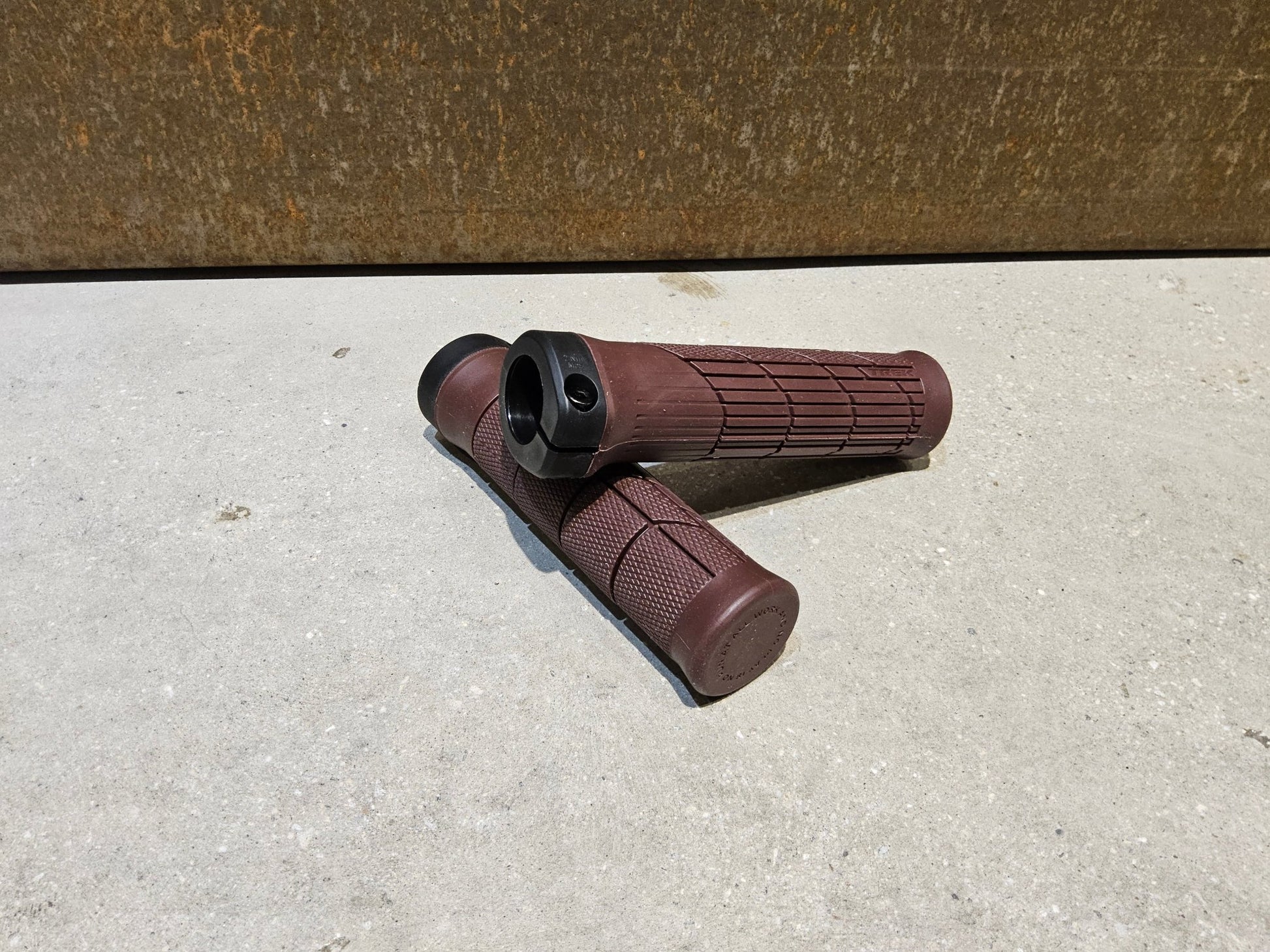 Griffe und Lenkerbänder von Trek, TREK LINE COMP MOUNTAINBIKE GRIFFE / COBRA BLOOD vor USEDBIKES - OB.DE Hintergrund