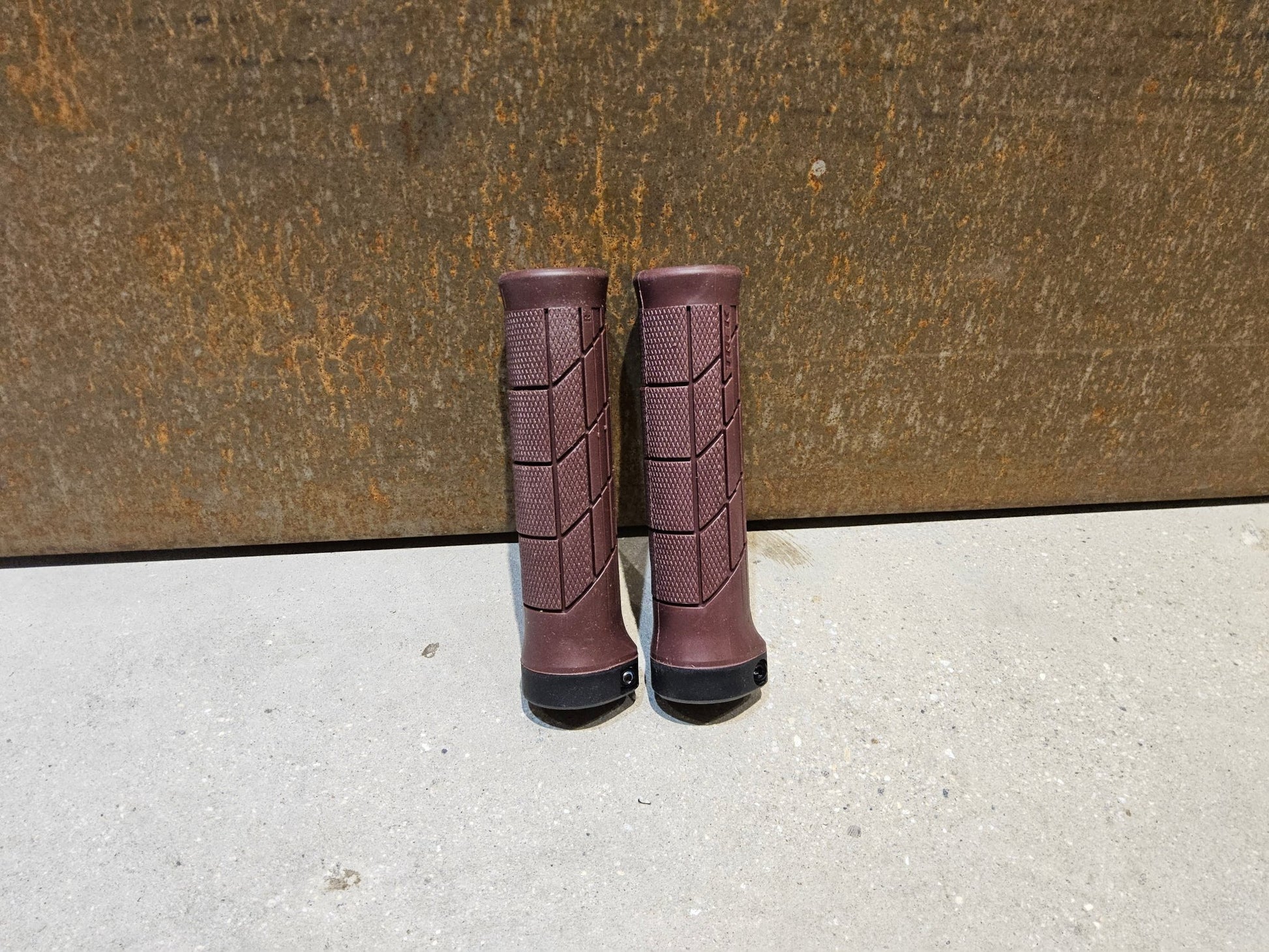 Griffe und Lenkerbänder von Trek, TREK LINE COMP MOUNTAINBIKE GRIFFE / COBRA BLOOD vor USEDBIKES - OB.DE Hintergrund