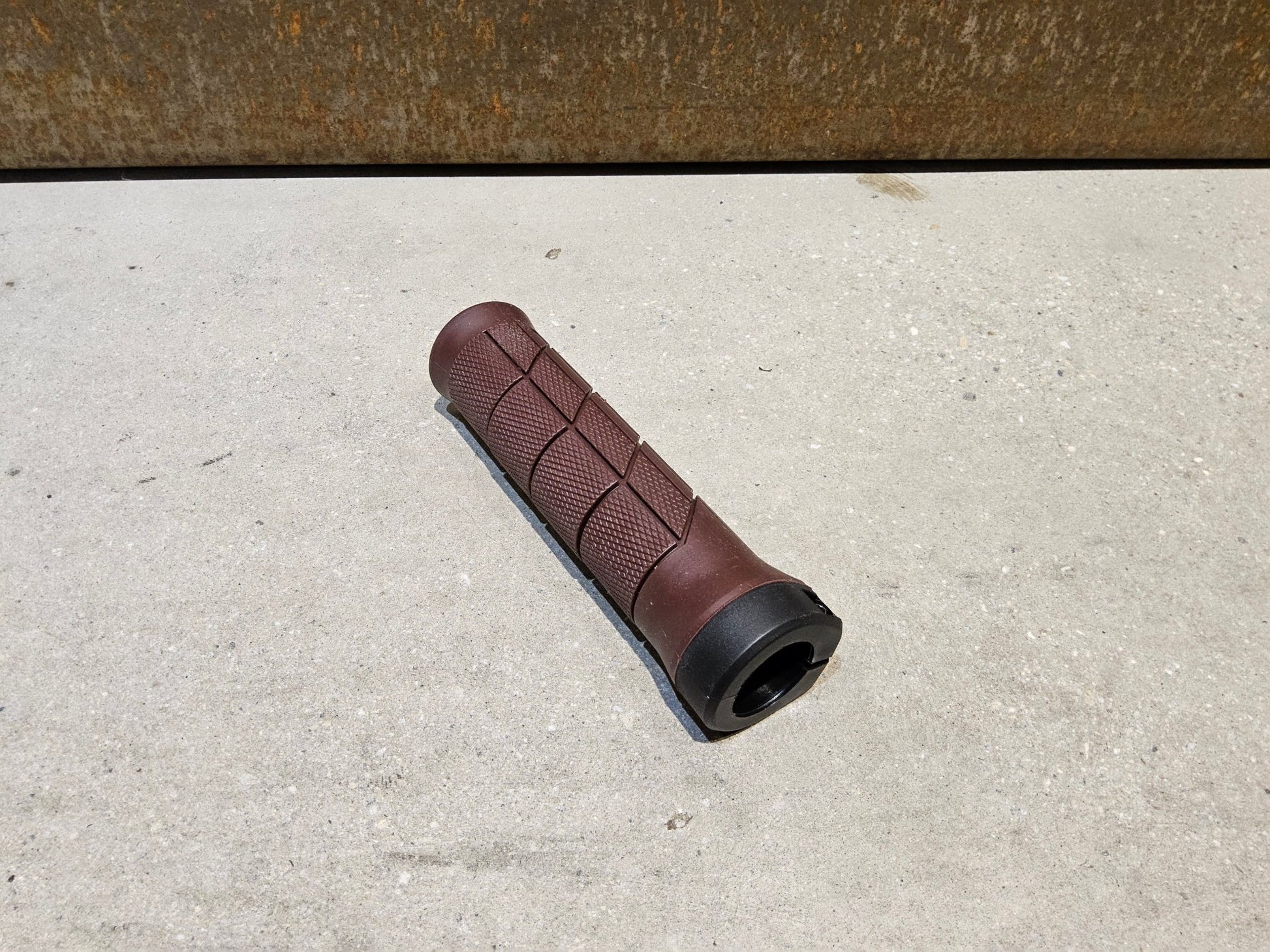 Griffe und Lenkerbänder von Trek, TREK LINE COMP MOUNTAINBIKE GRIFFE / COBRA BLOOD vor USEDBIKES - OB.DE Hintergrund