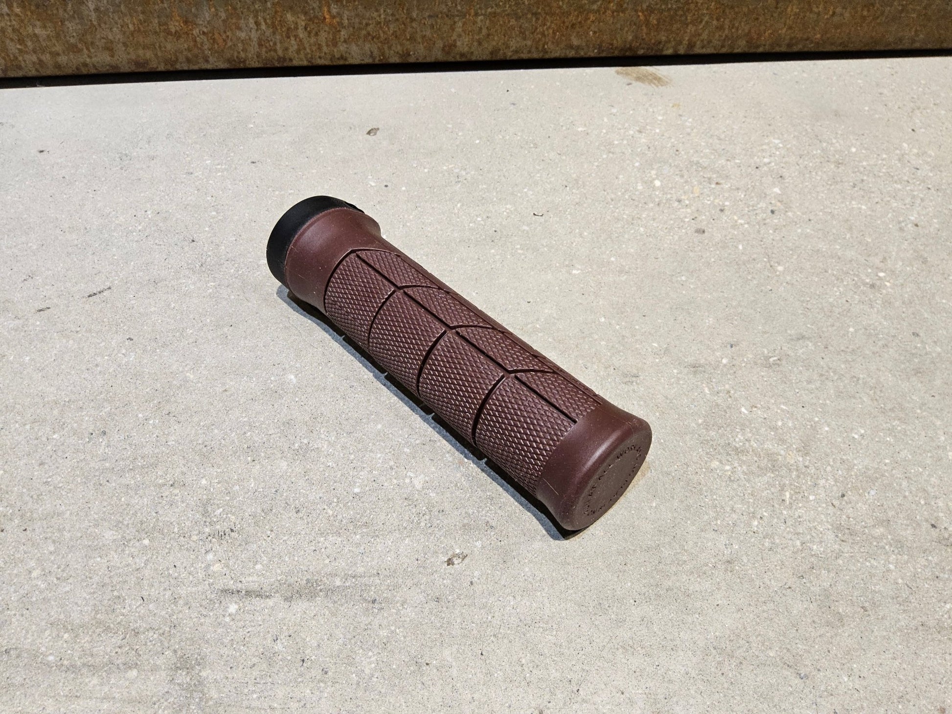 Griffe und Lenkerbänder von Trek, TREK LINE COMP MOUNTAINBIKE GRIFFE / COBRA BLOOD vor USEDBIKES - OB.DE Hintergrund