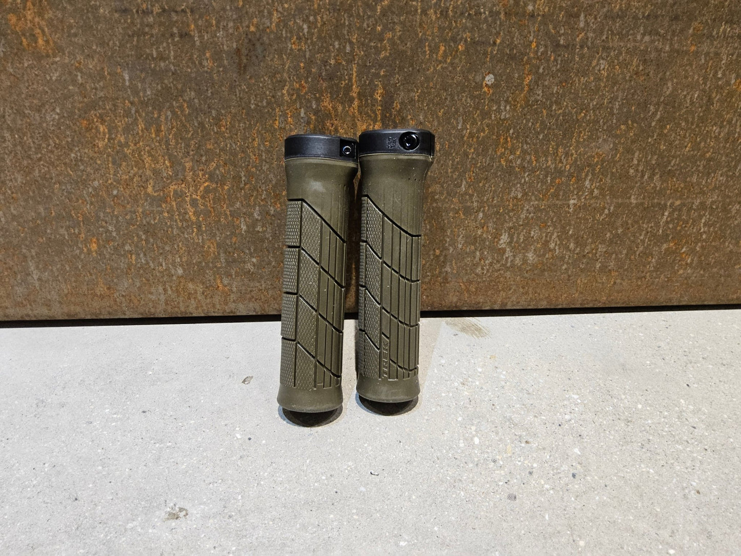 Griffe und Lenkerbänder von Trek, TREK LINE COMP MOUNTAINBIKE GRIFFE / OLIVE DRAB vor USEDBIKES - OB.DE Hintergrund