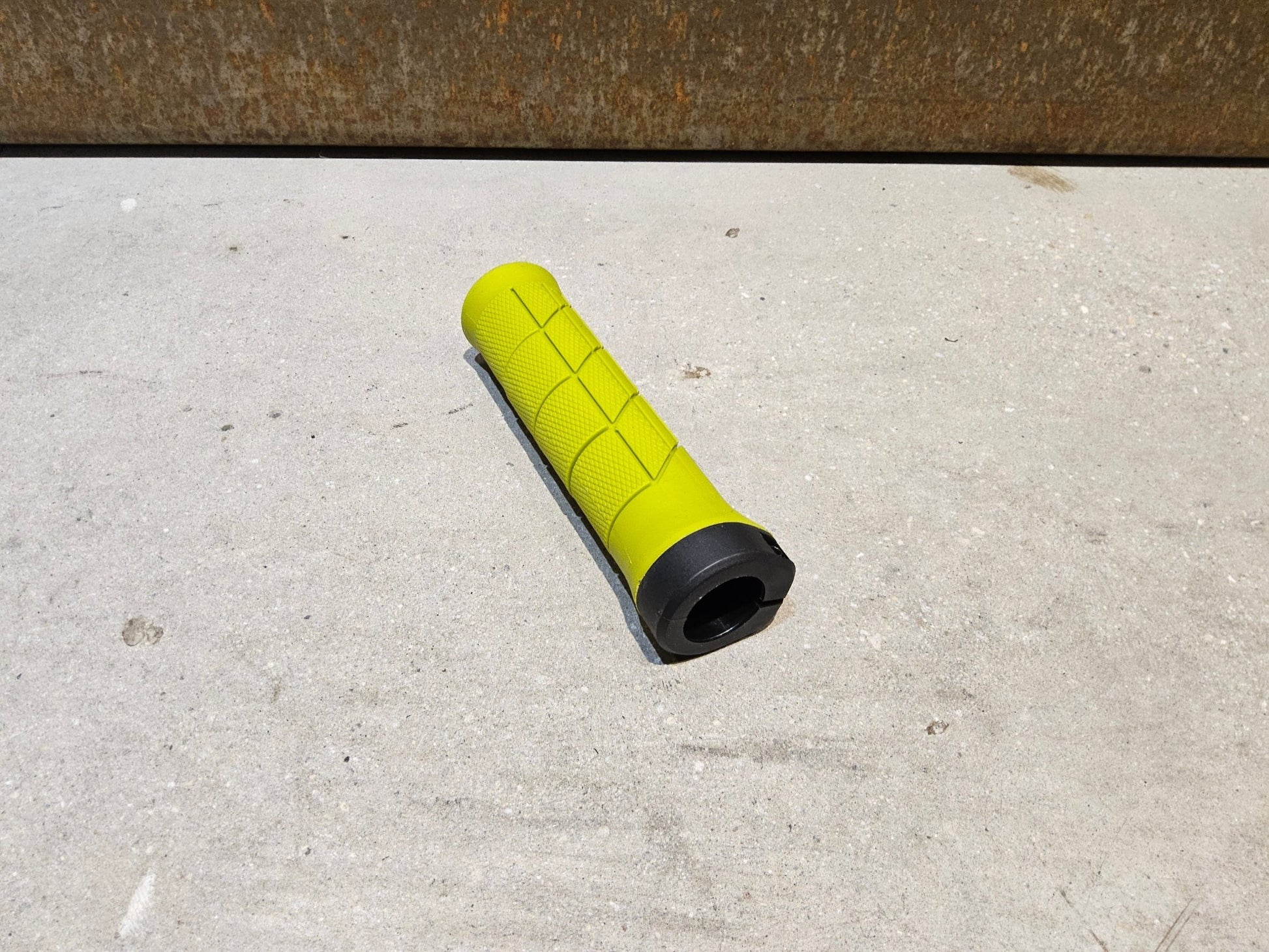 Griffe und Lenkerbänder von Trek, TREK LINE COMP MOUNTAINBIKE GRIFFE / POWER SURGE vor USEDBIKES - OB.DE Hintergrund