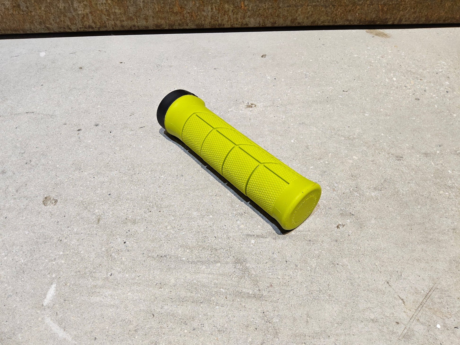 Griffe und Lenkerbänder von Trek, TREK LINE COMP MOUNTAINBIKE GRIFFE / POWER SURGE vor USEDBIKES - OB.DE Hintergrund