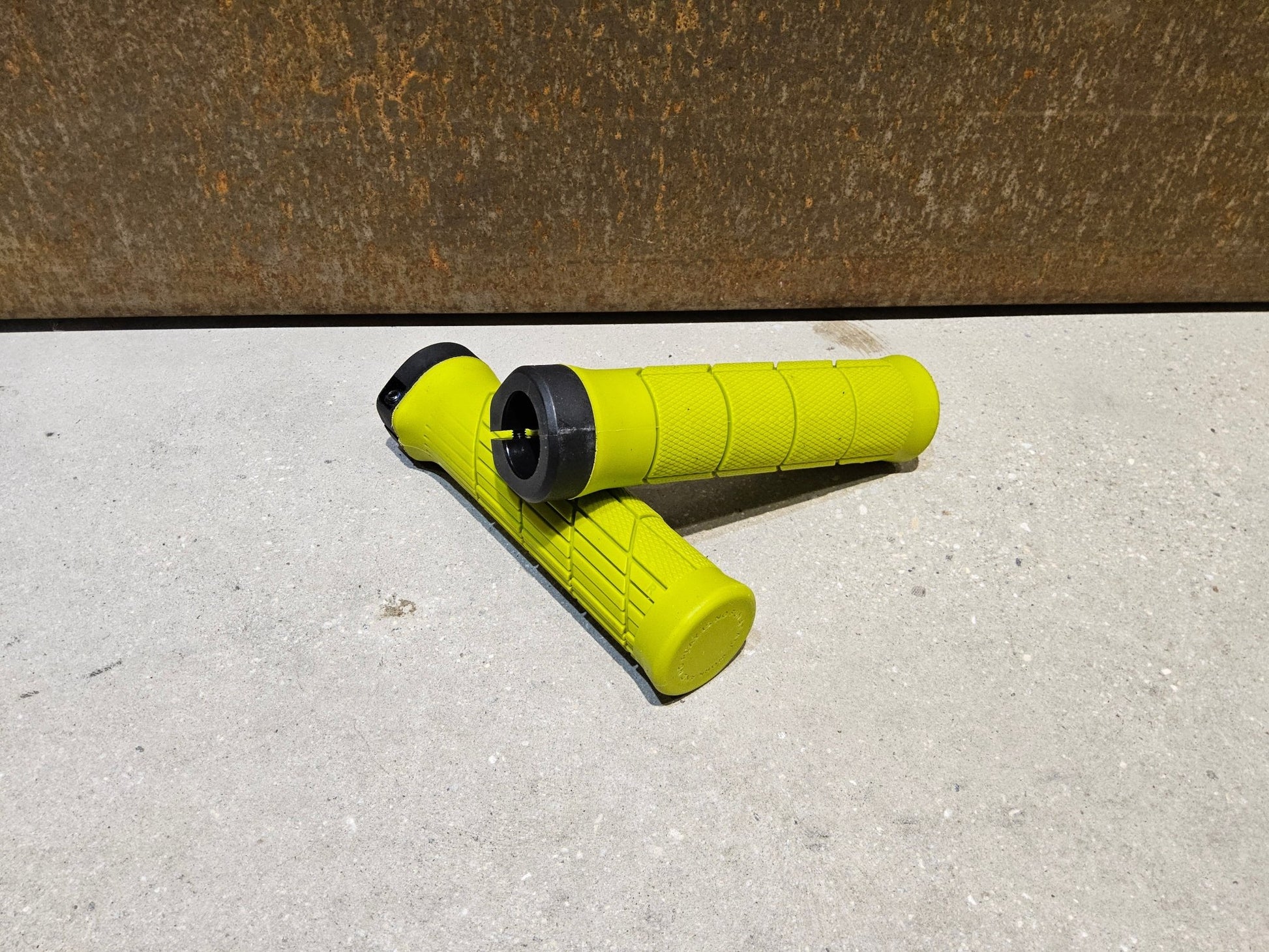 Griffe und Lenkerbänder von Trek, TREK LINE COMP MOUNTAINBIKE GRIFFE / POWER SURGE vor USEDBIKES - OB.DE Hintergrund