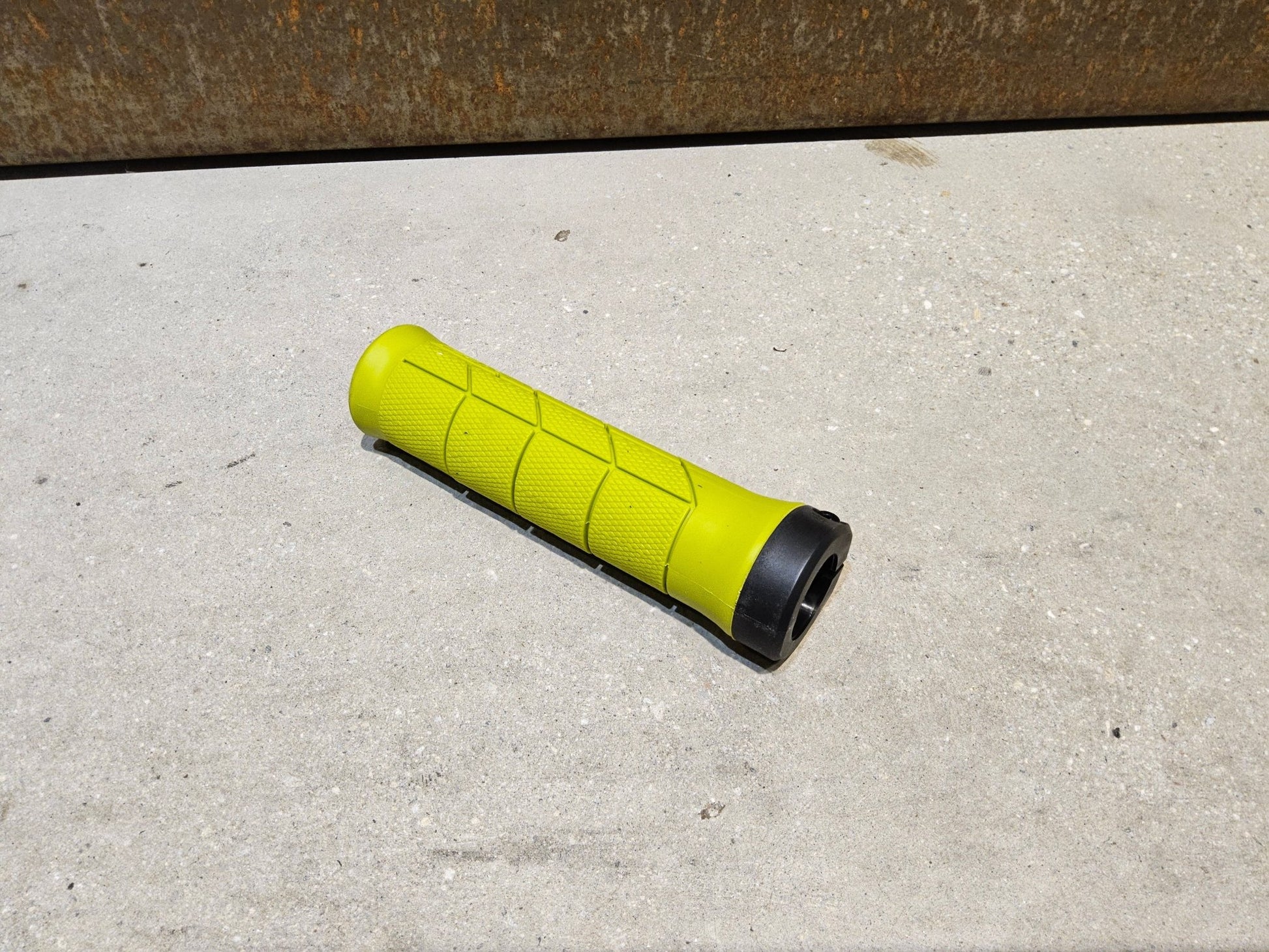 Griffe und Lenkerbänder von Trek, TREK LINE COMP MOUNTAINBIKE GRIFFE / POWER SURGE vor USEDBIKES - OB.DE Hintergrund