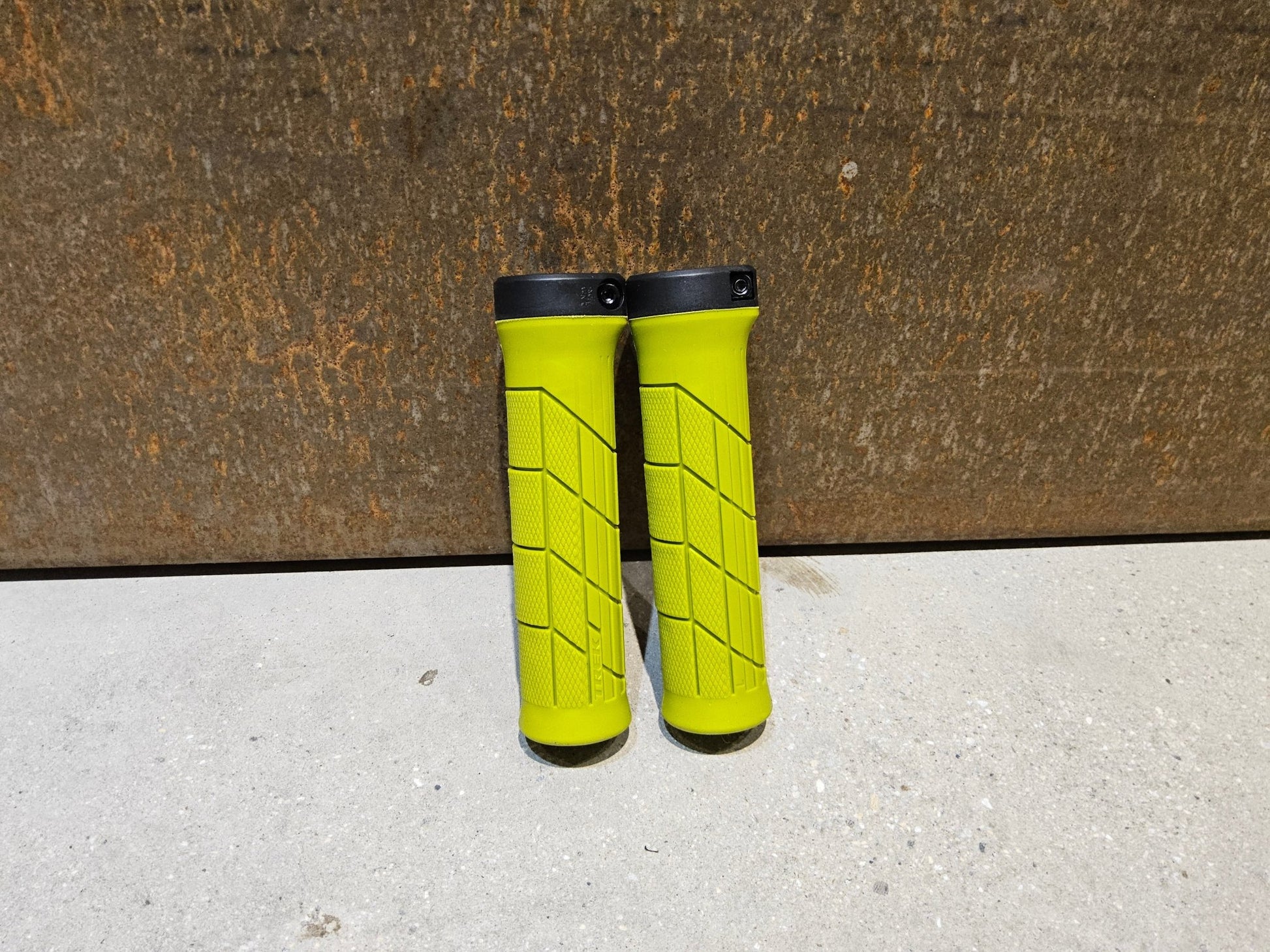 Griffe und Lenkerbänder von Trek, TREK LINE COMP MOUNTAINBIKE GRIFFE / POWER SURGE vor USEDBIKES - OB.DE Hintergrund