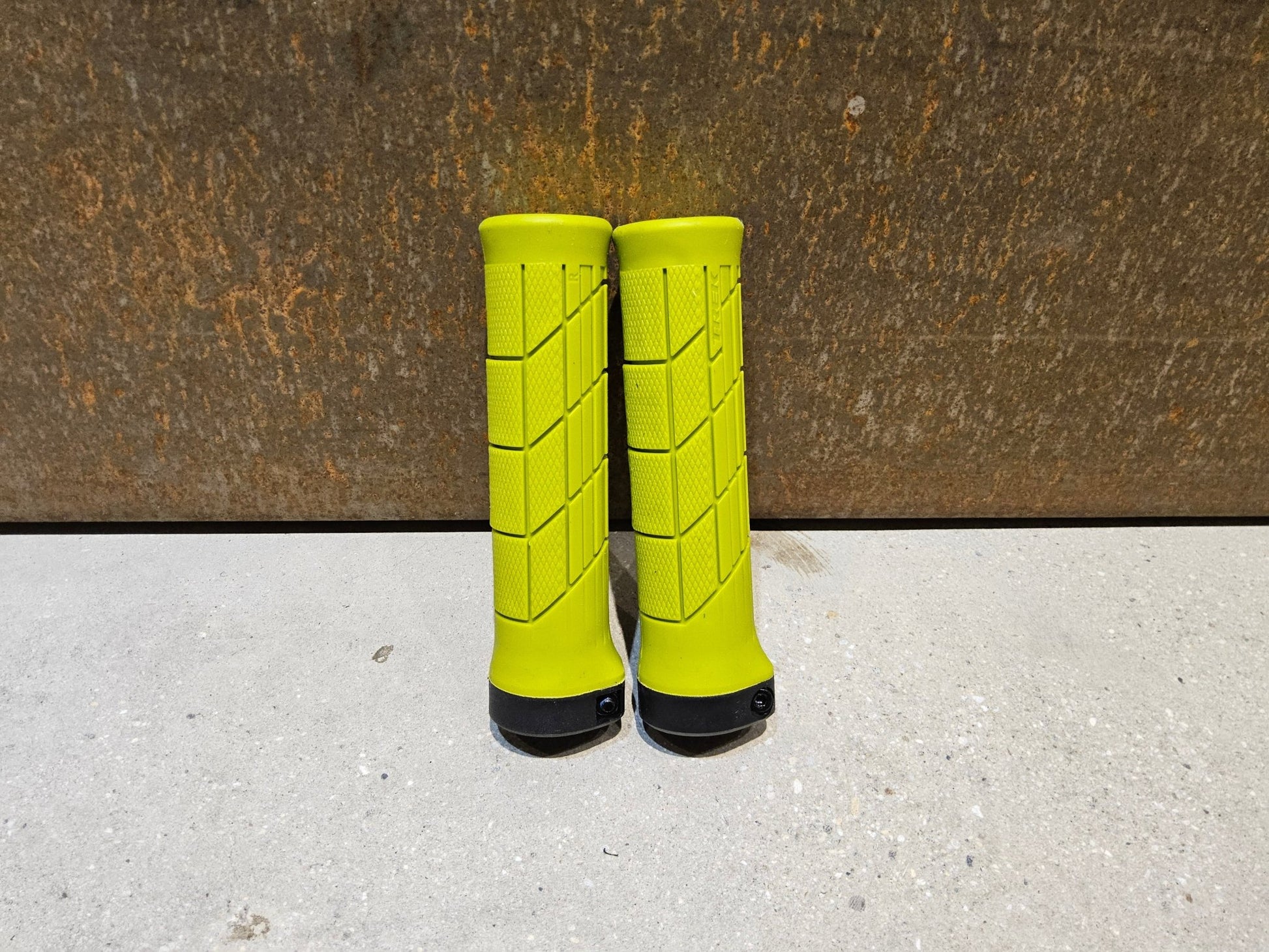 Griffe und Lenkerbänder von Trek, TREK LINE COMP MOUNTAINBIKE GRIFFE / POWER SURGE vor USEDBIKES - OB.DE Hintergrund