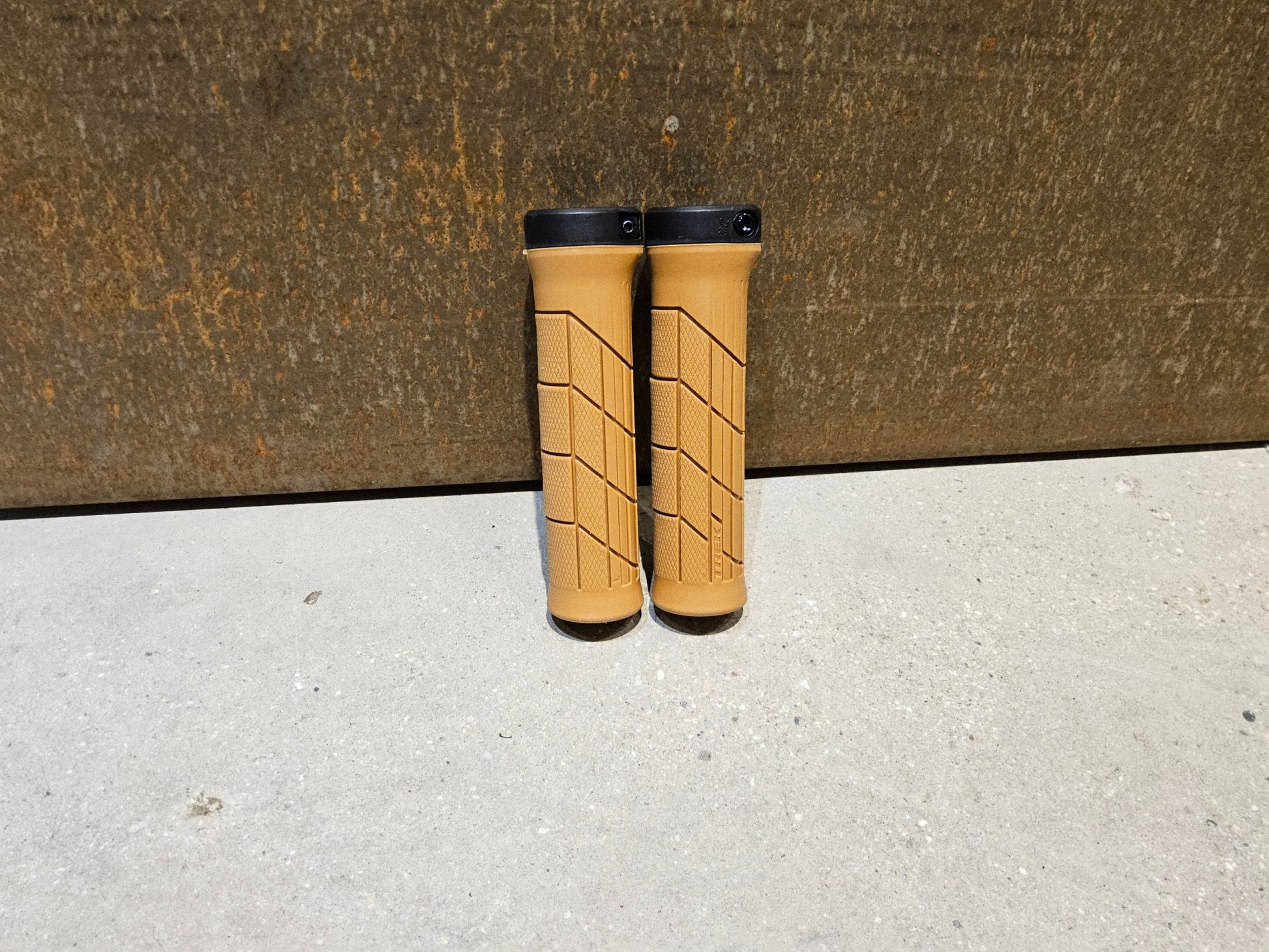 Griffe und Lenkerbänder von Trek, TREK LINE COMP MOUNTAINBIKE GRIFFE / TAN vor USEDBIKES - OB.DE Hintergrund