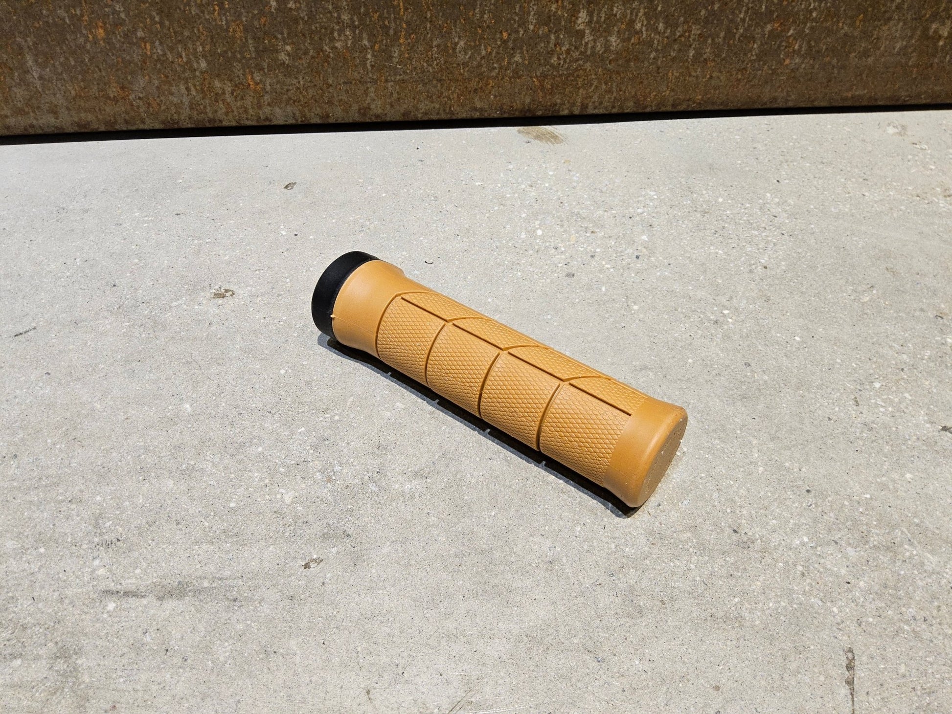 Griffe und Lenkerbänder von Trek, TREK LINE COMP MOUNTAINBIKE GRIFFE / TAN vor USEDBIKES - OB.DE Hintergrund