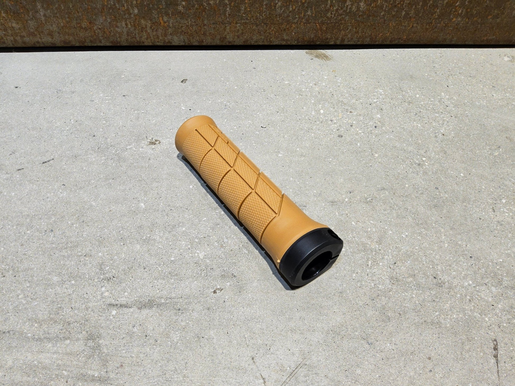 Griffe und Lenkerbänder von Trek, TREK LINE COMP MOUNTAINBIKE GRIFFE / TAN vor USEDBIKES - OB.DE Hintergrund