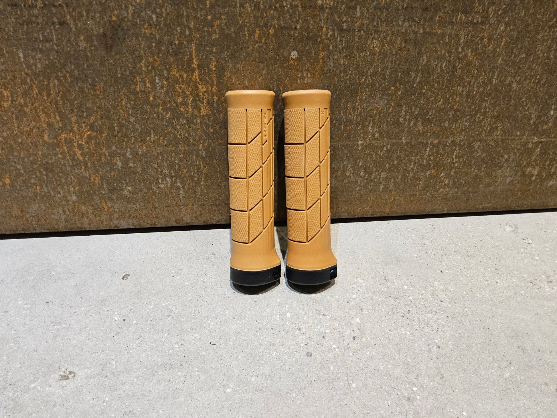 Griffe und Lenkerbänder von Trek, TREK LINE COMP MOUNTAINBIKE GRIFFE / TAN vor USEDBIKES - OB.DE Hintergrund