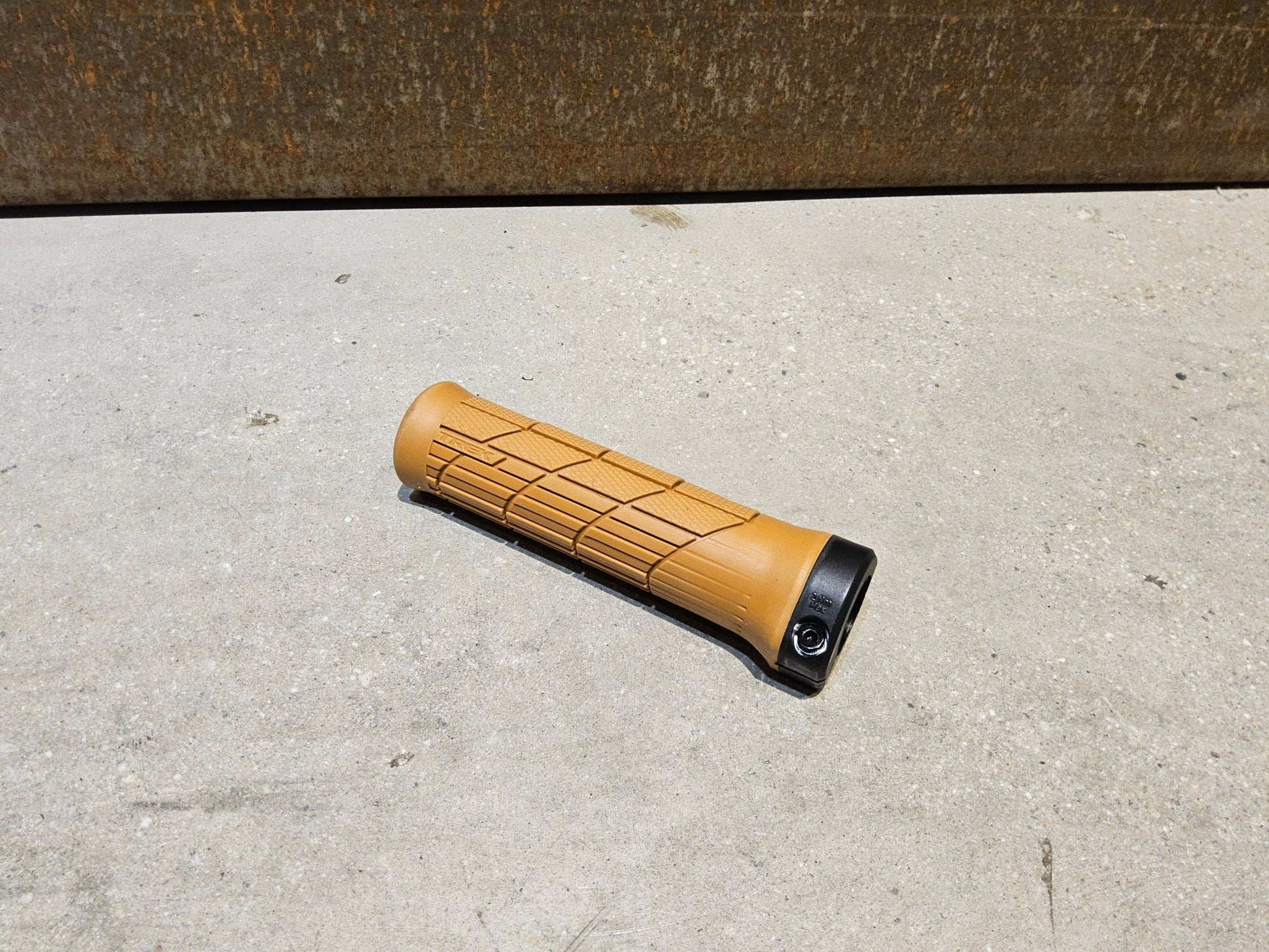 Griffe und Lenkerbänder von Trek, TREK LINE COMP MOUNTAINBIKE GRIFFE / TAN vor USEDBIKES - OB.DE Hintergrund