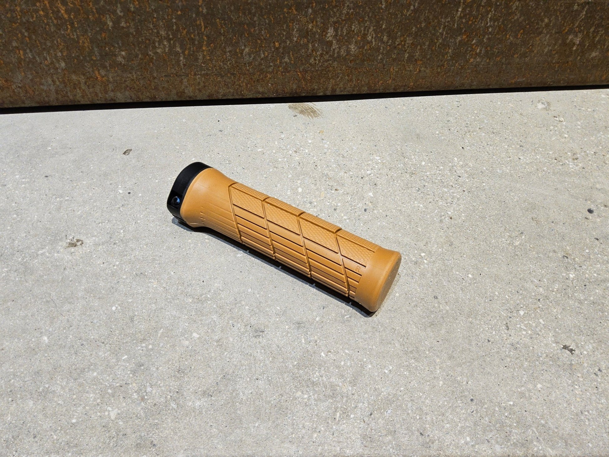 Griffe und Lenkerbänder von Trek, TREK LINE COMP MOUNTAINBIKE GRIFFE / TAN vor USEDBIKES - OB.DE Hintergrund