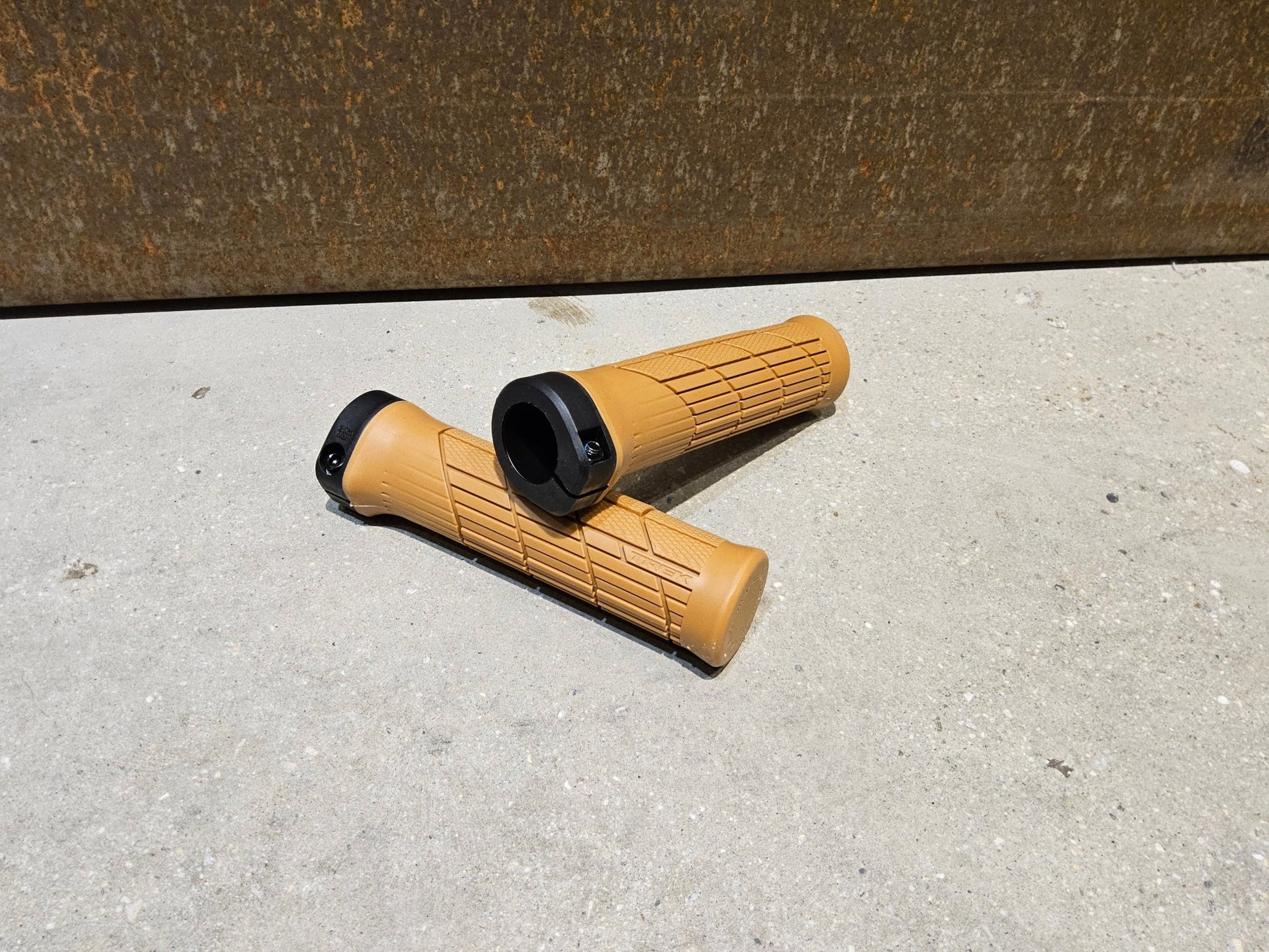 Griffe und Lenkerbänder von Trek, TREK LINE COMP MOUNTAINBIKE GRIFFE / TAN vor USEDBIKES - OB.DE Hintergrund