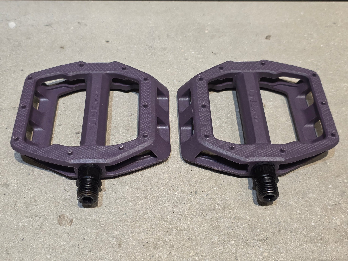 Pedale von Trek, TREK LINE COMP PLATTFORM / MOUNTAINBIKE PEDAL vor USEDBIKES - OB.DE Hintergrund