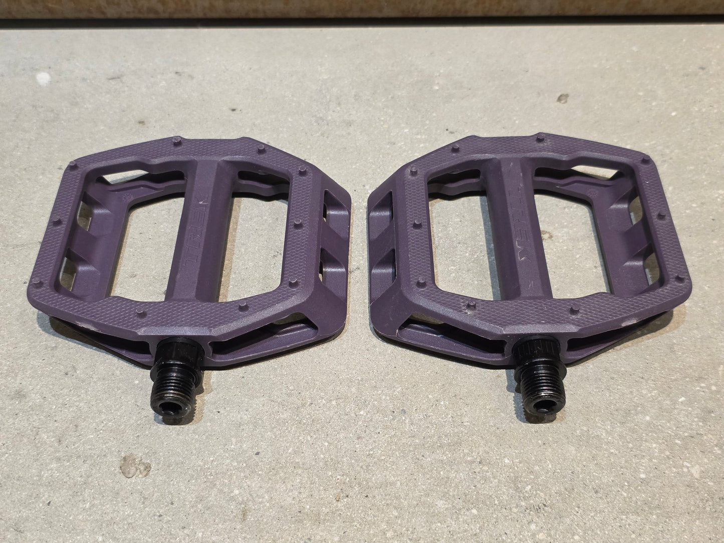 Pedale von Trek, TREK LINE COMP PLATTFORM / MOUNTAINBIKE PEDAL vor USEDBIKES - OB.DE Hintergrund