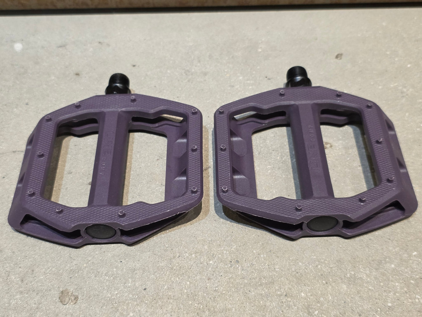 Pedale von Trek, TREK LINE COMP PLATTFORM / MOUNTAINBIKE PEDAL vor USEDBIKES - OB.DE Hintergrund