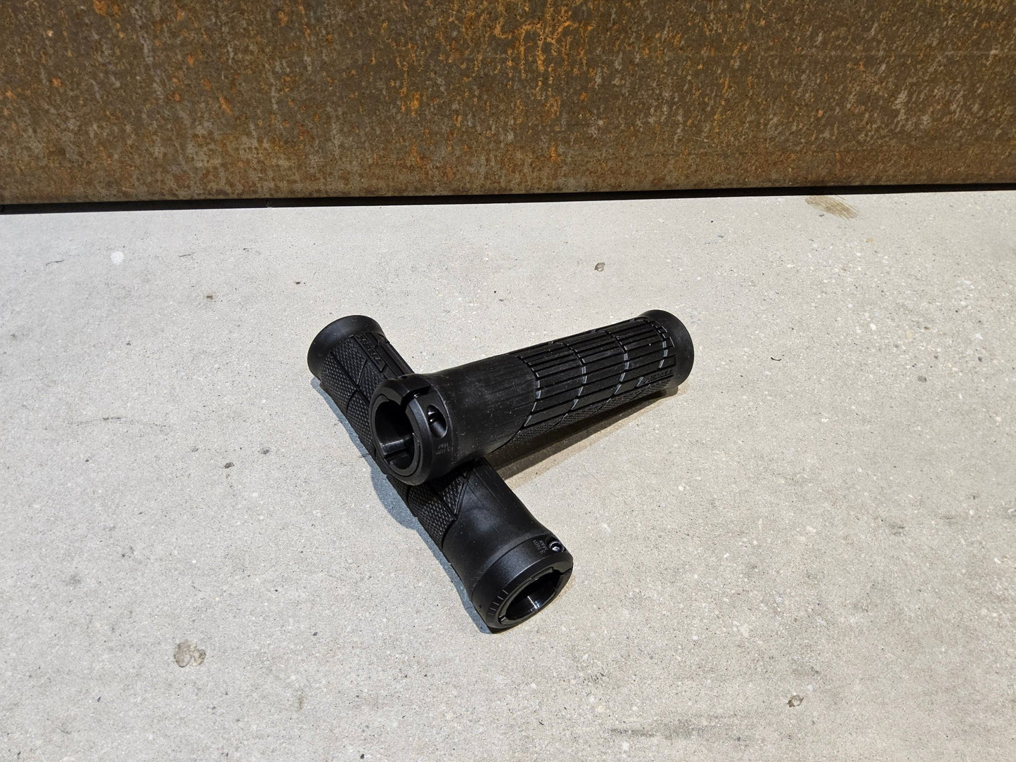 Griffe und Lenkerbänder von Trek, TREK LINE ELITE MOUNTAINBIKE GRIFFE / BLACK vor USEDBIKES - OB.DE Hintergrund