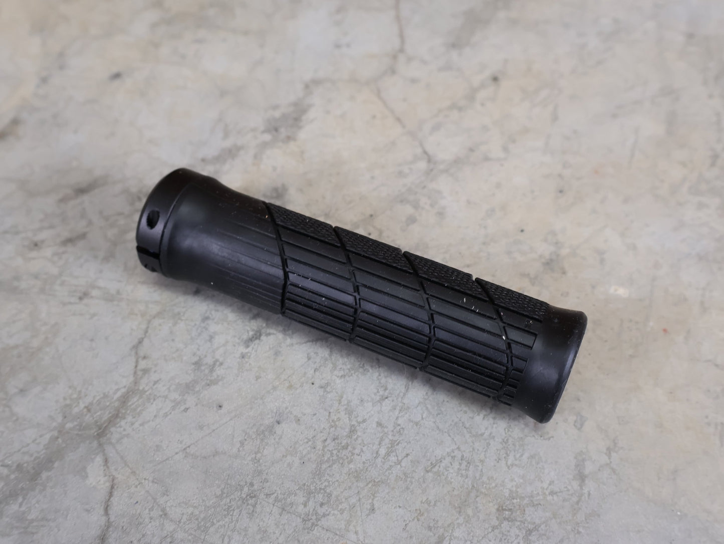 Griffe und Lenkerbänder von Trek, TREK LINE ELITE MTB - GRIFFE / 135 MM – EINZELKLEMMUNG – 32 MM – 130 G vor USEDBIKES - OB.DE Hintergrund