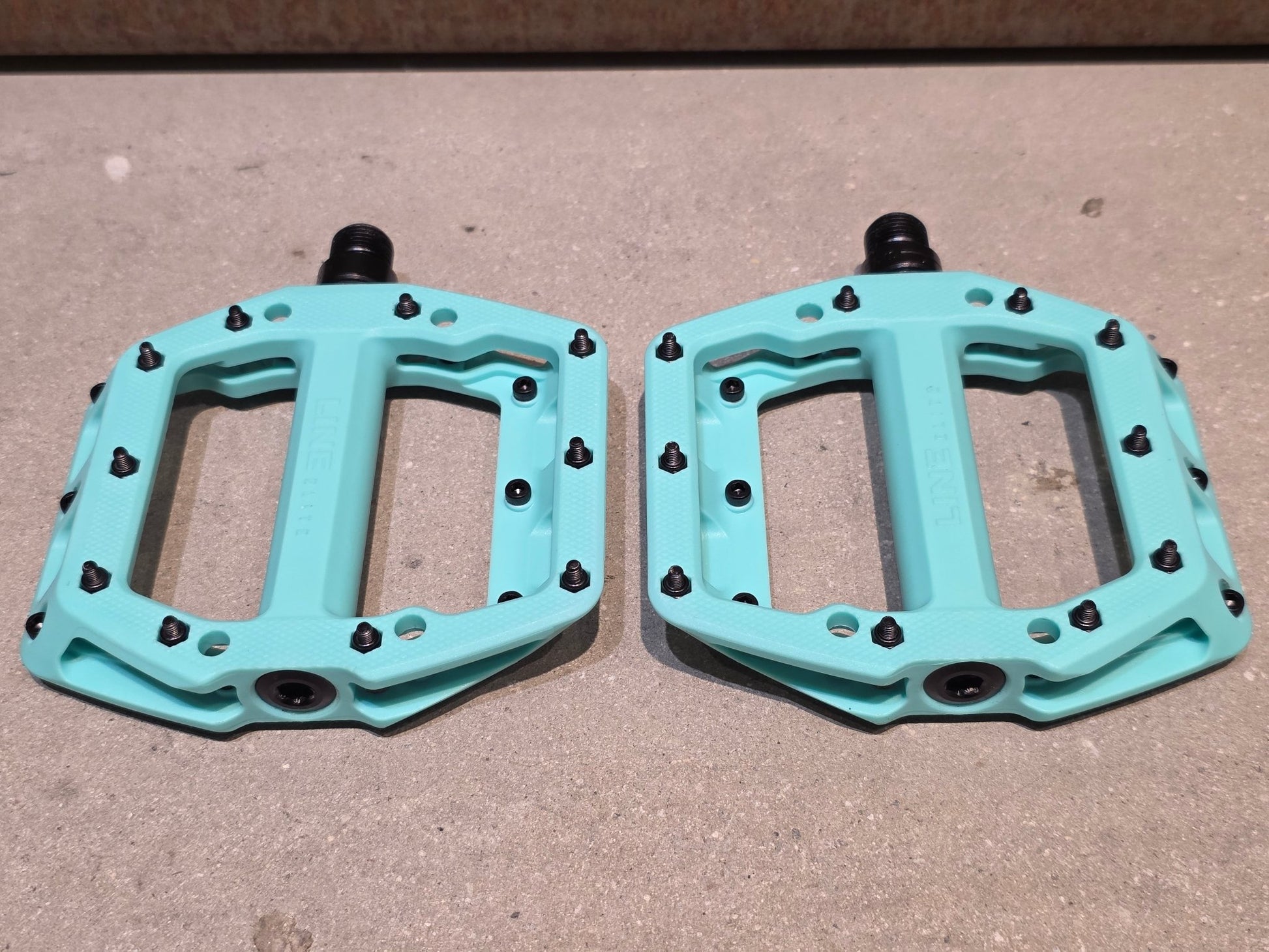 Pedale von Trek, TREK LINE ELITE PLATTFORM / MOUNTAINBIKE PEDAL vor USEDBIKES - OB.DE Hintergrund