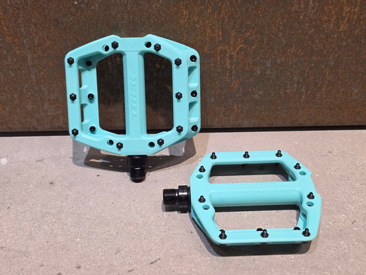 Pedale von Trek, TREK LINE ELITE PLATTFORM / MOUNTAINBIKE PEDAL vor USEDBIKES - OB.DE Hintergrund