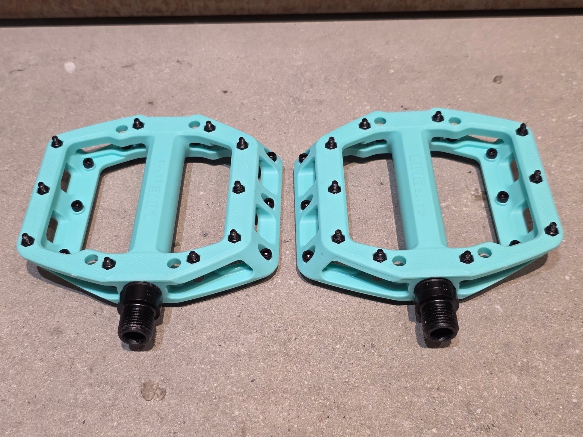 Pedale von Trek, TREK LINE ELITE PLATTFORM / MOUNTAINBIKE PEDAL vor USEDBIKES - OB.DE Hintergrund