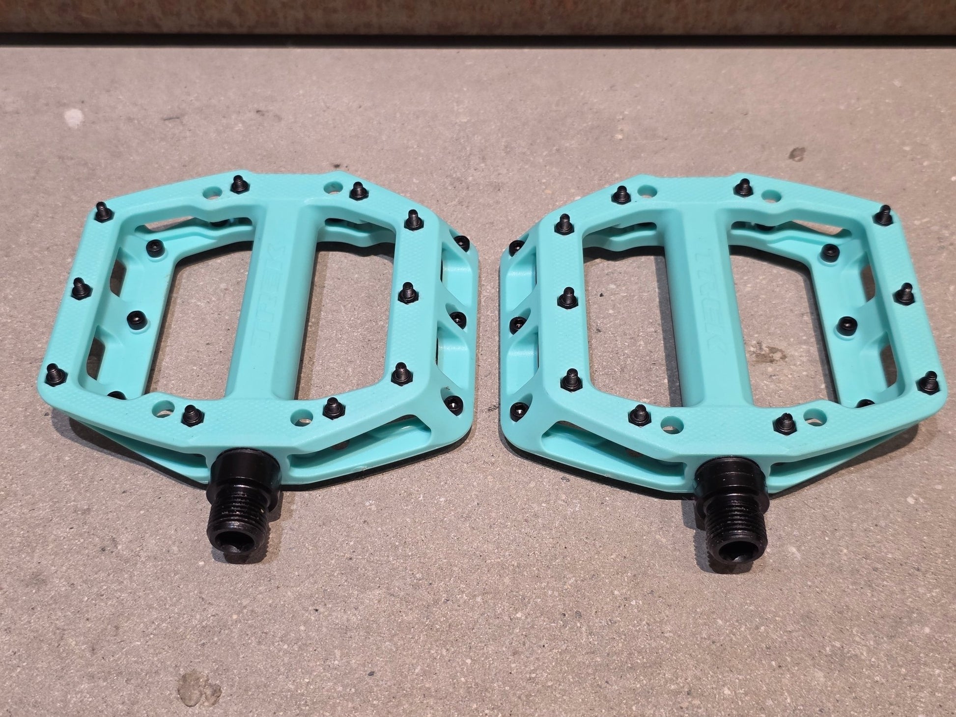 Pedale von Trek, TREK LINE ELITE PLATTFORM / MOUNTAINBIKE PEDAL vor USEDBIKES - OB.DE Hintergrund