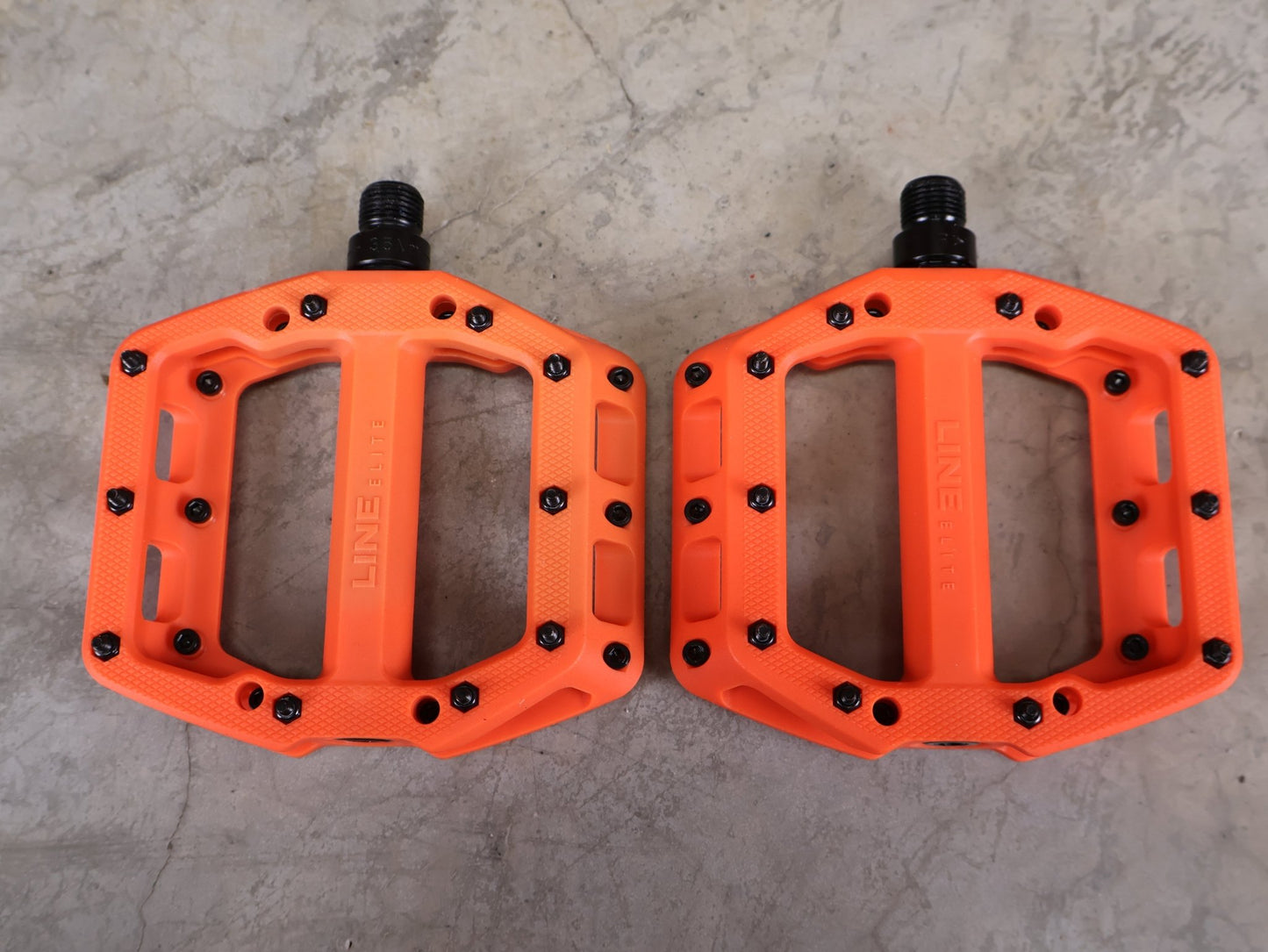 Pedale von Trek, TREK LINE ELITE PLATTFORMPEDALSET / ROARANGE – 113 X 99 MM – 342 G vor USEDBIKES - OB.DE Hintergrund